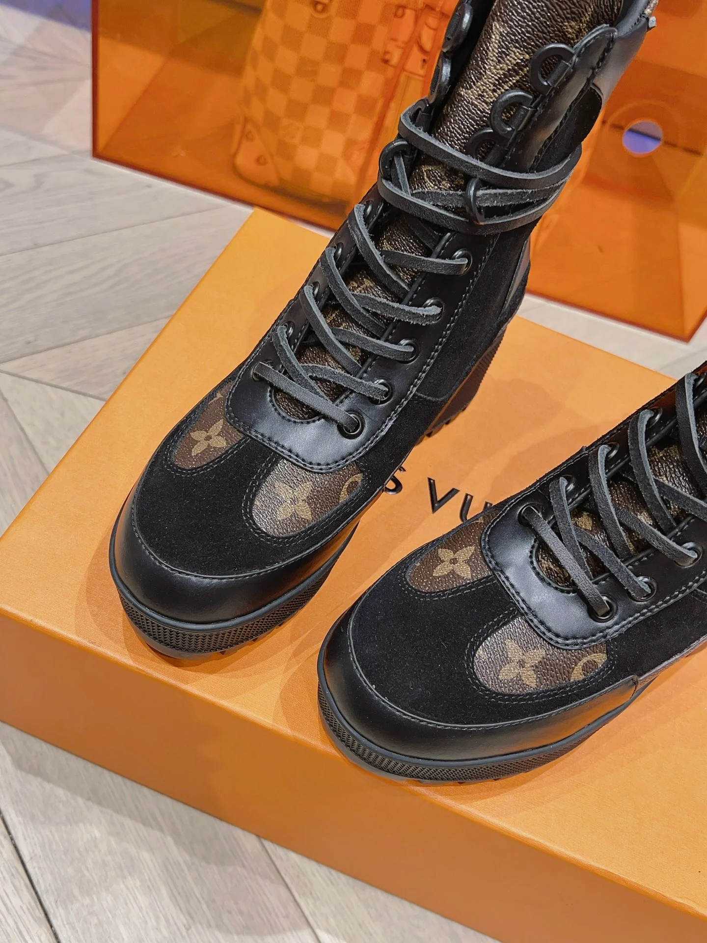 Новинка осенне-зимней коллекции LV 2023 — Ботинки Мартин на высоком каблуке из черной замши.