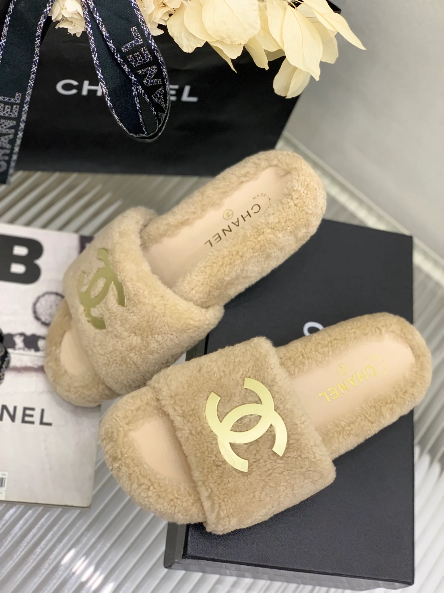 Новинка весны 2022 года от Chanel - Меховые тапочки