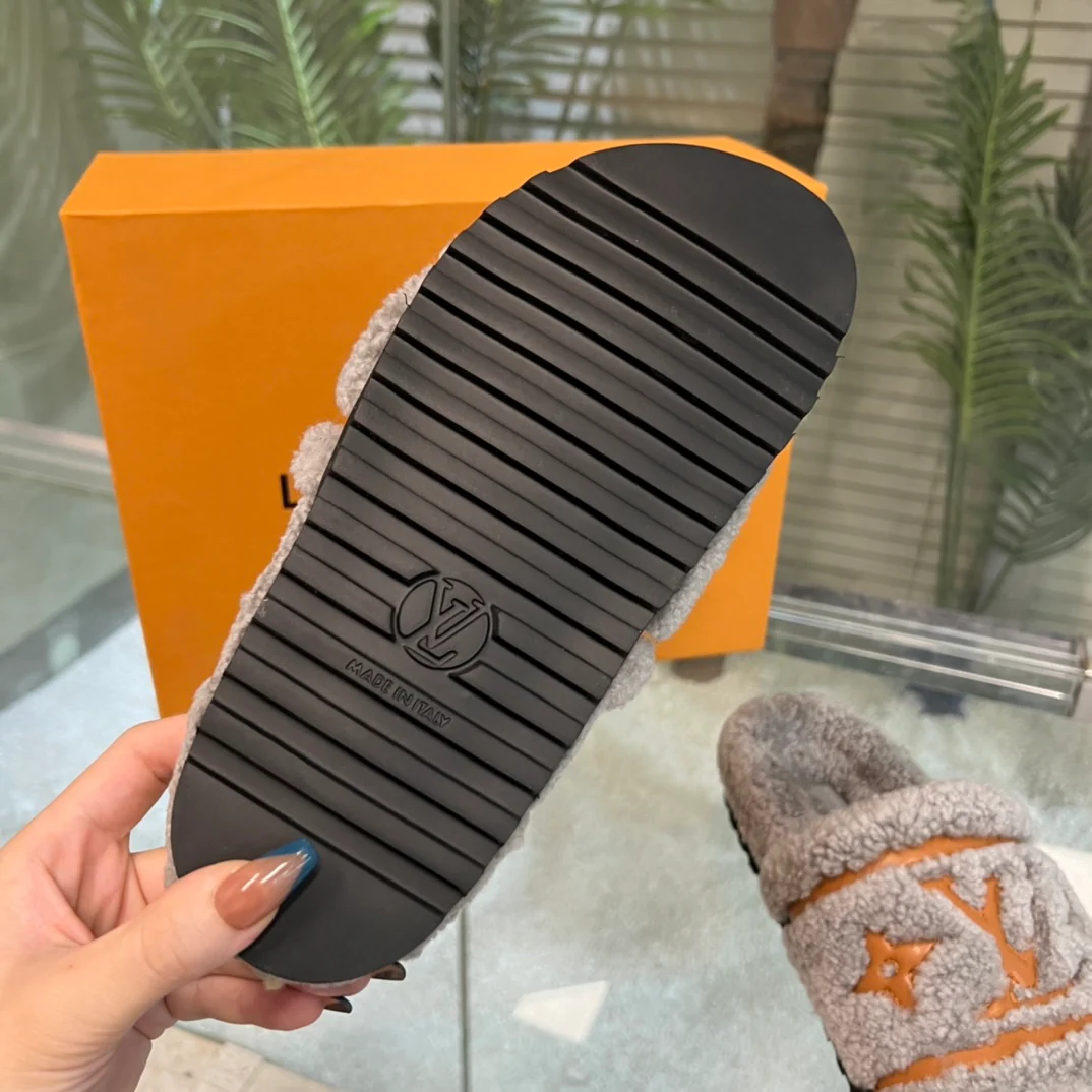 Новинка весны 2022 года от LV - Меховые тапочки - Серые