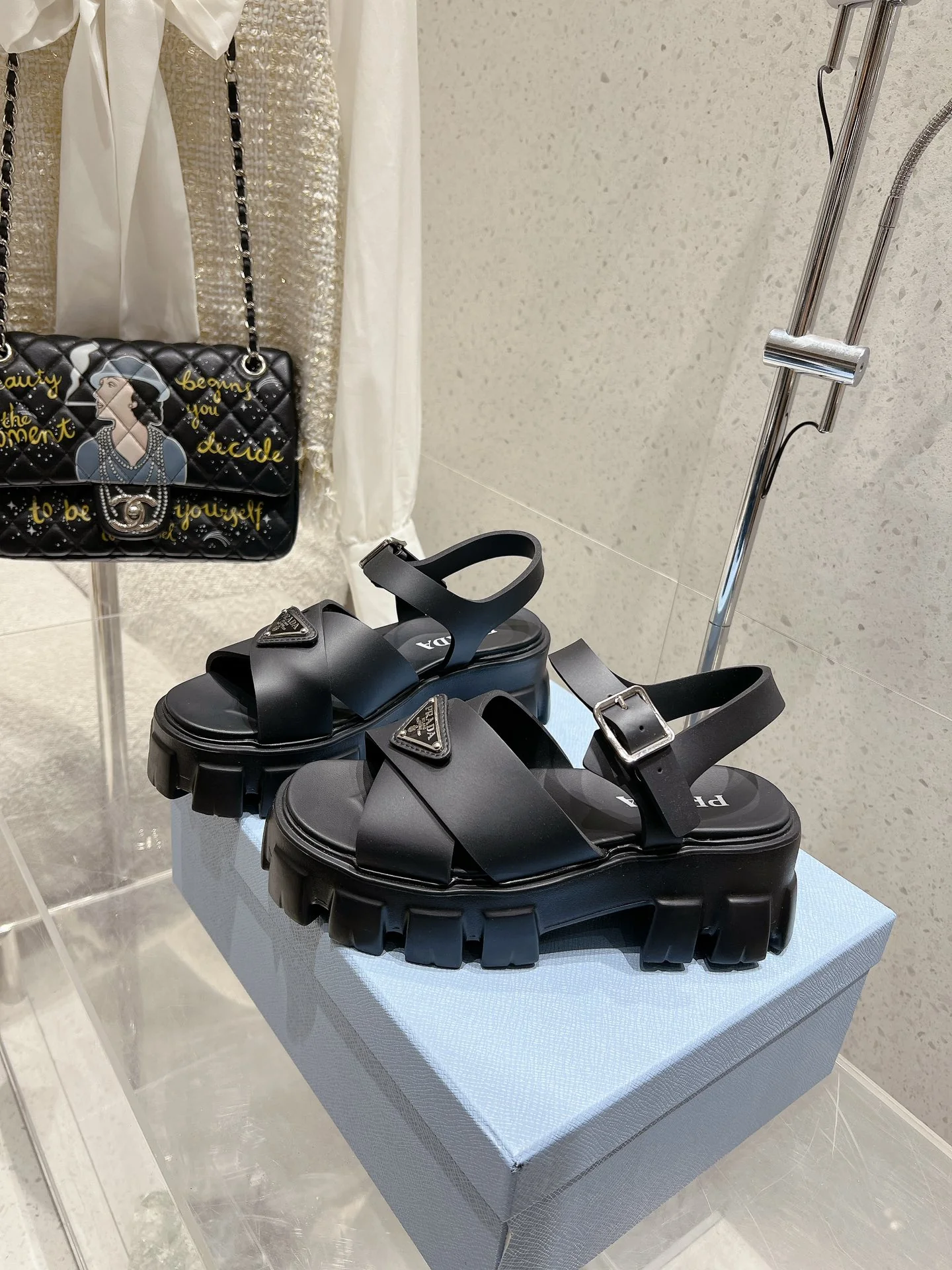 Prada - Плетеные резиновые сандалии на платформе - Черные