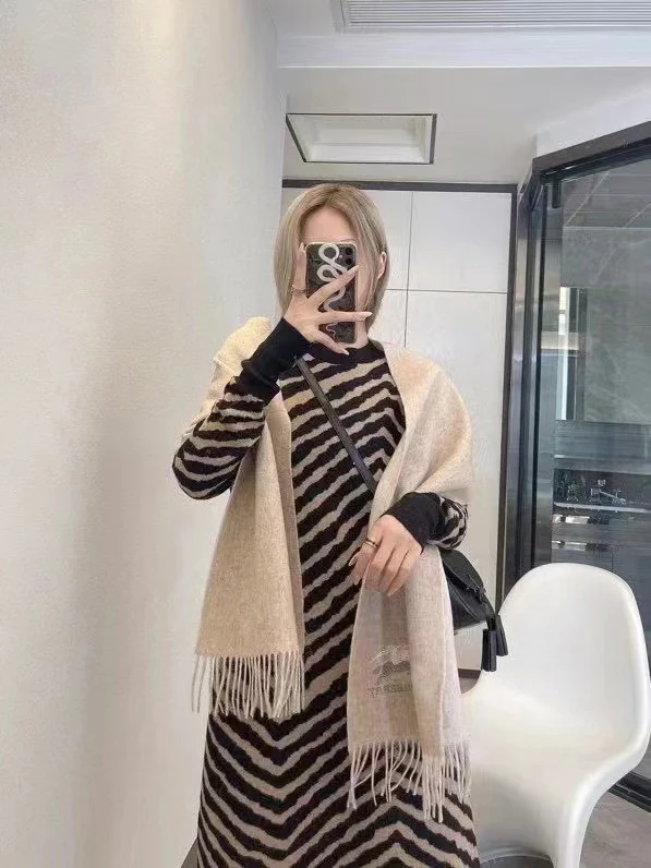 Шарф для верховой езды Burberry с градиентным логотипом - Размер 30 - 180 см - 90% кашемир - 10% овечья шерсть - Бежевый