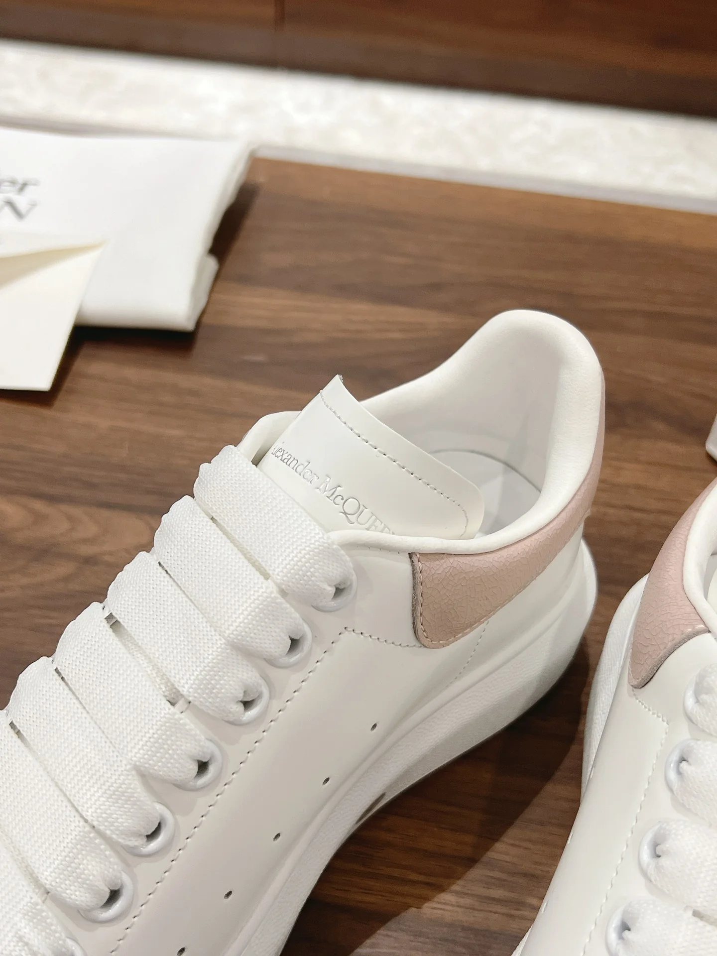 Скейтбордные кроссовки McQueen 2024 - белые