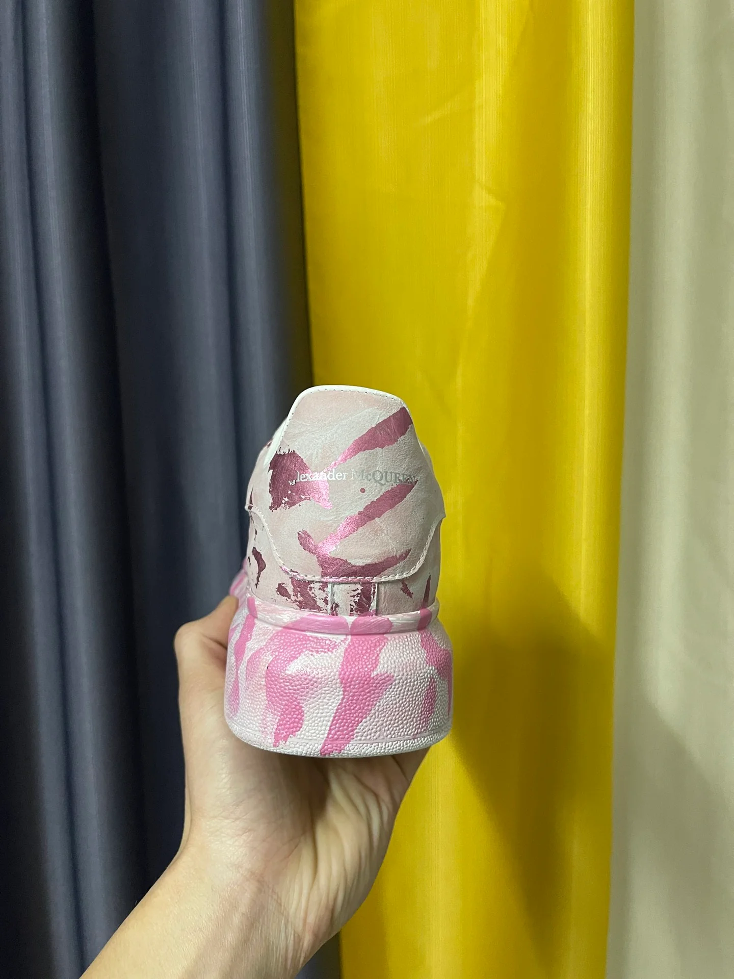 Классические белые кроссовки McQueen - унисекс - розово-золотой граффити