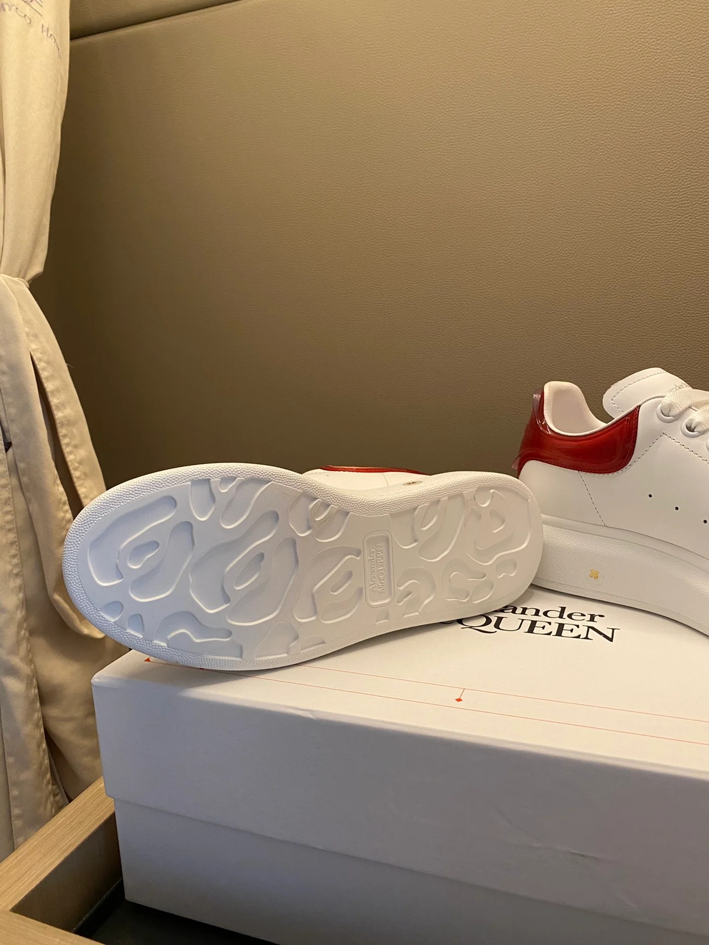 Классические белые кроссовки McQueen - на каблуке-резинке - красные