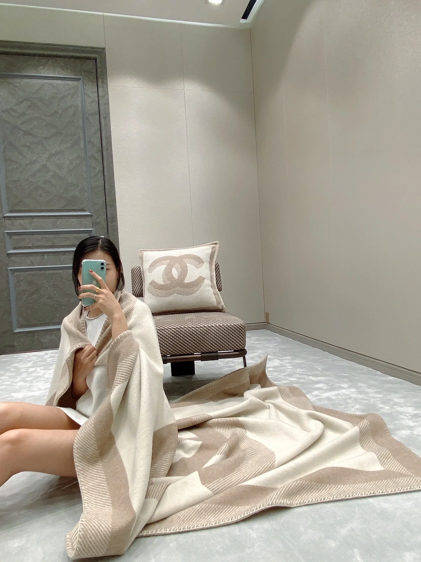 Кашемировое одеяло Chanel — незаменимый элемент роскошного домашнего декора.