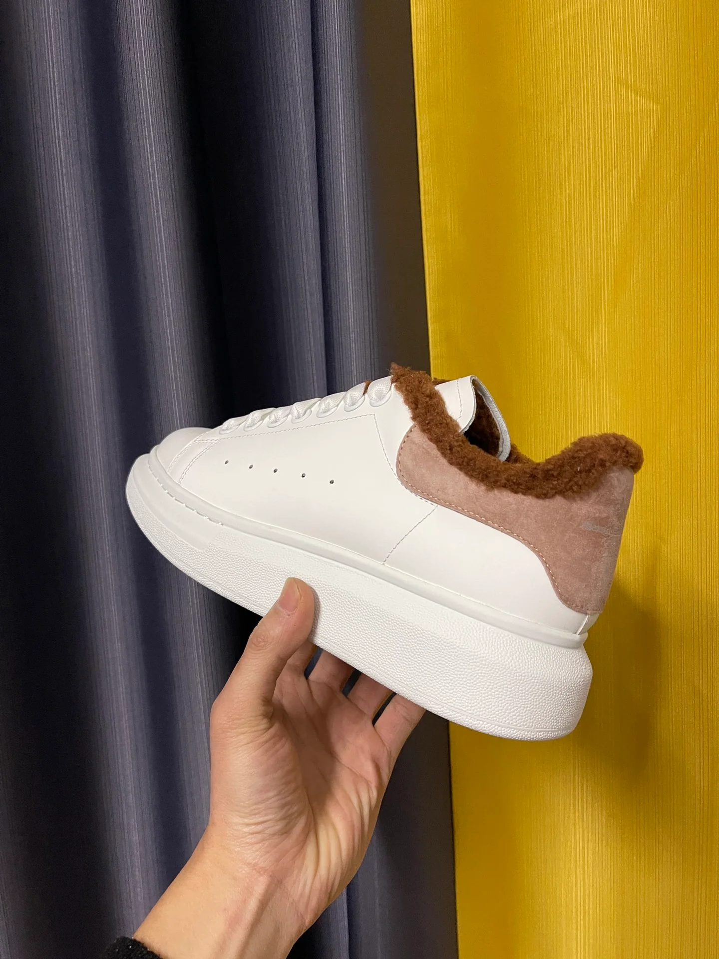 Классические белые кроссовки McQueen - унисекс - пыльно-розовый с коричневой меховой отделкой - Премиум-издание