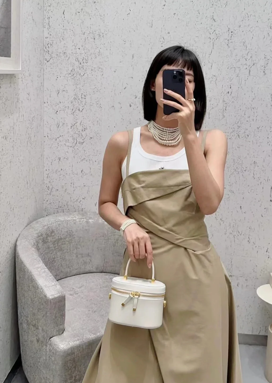 Сумка Dior CD Signature — белая.