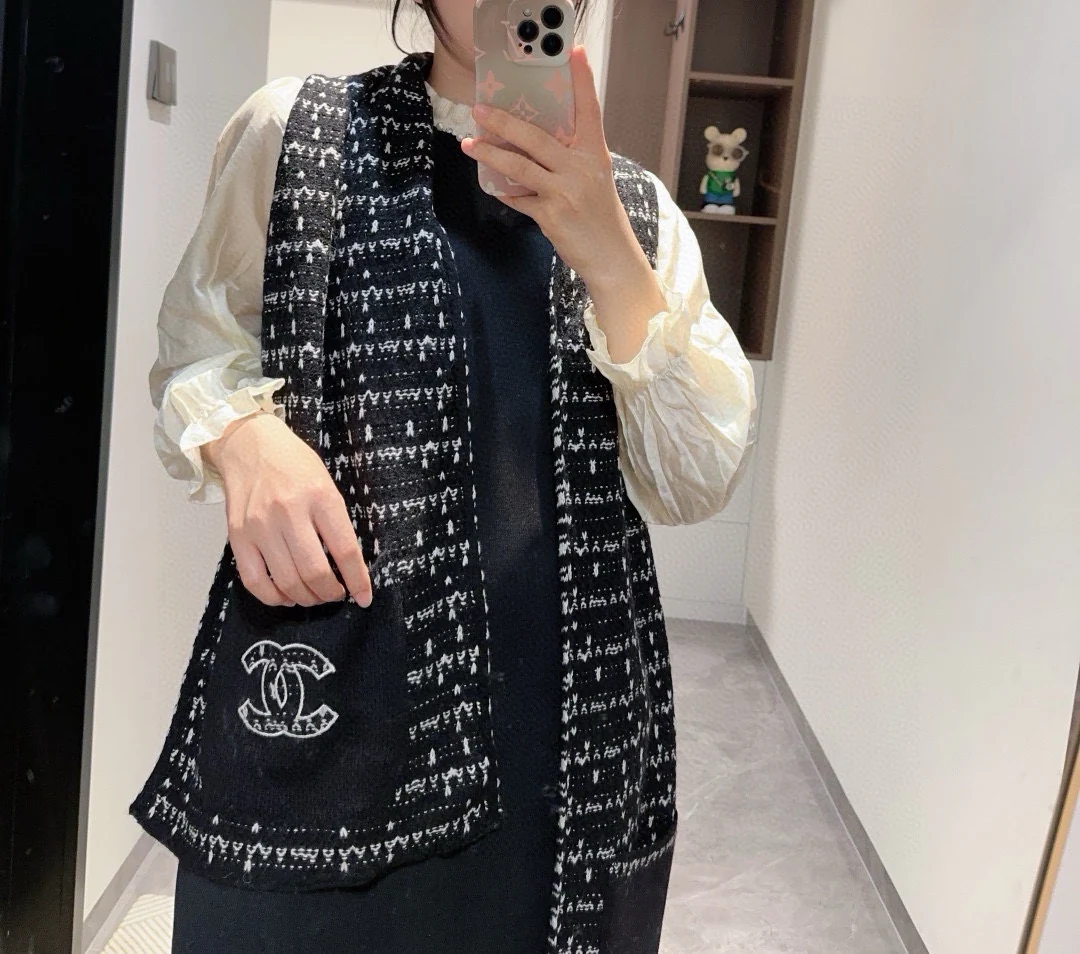 Вязаный шарф-карман с логотипом Chanel 2024 — черный.