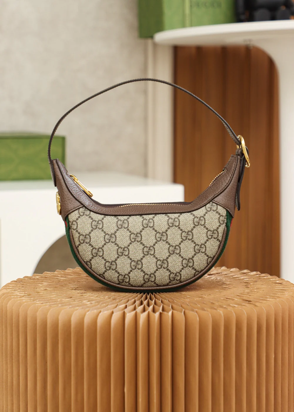 Сумка-подмышка из коллекции Gucci Ophidia