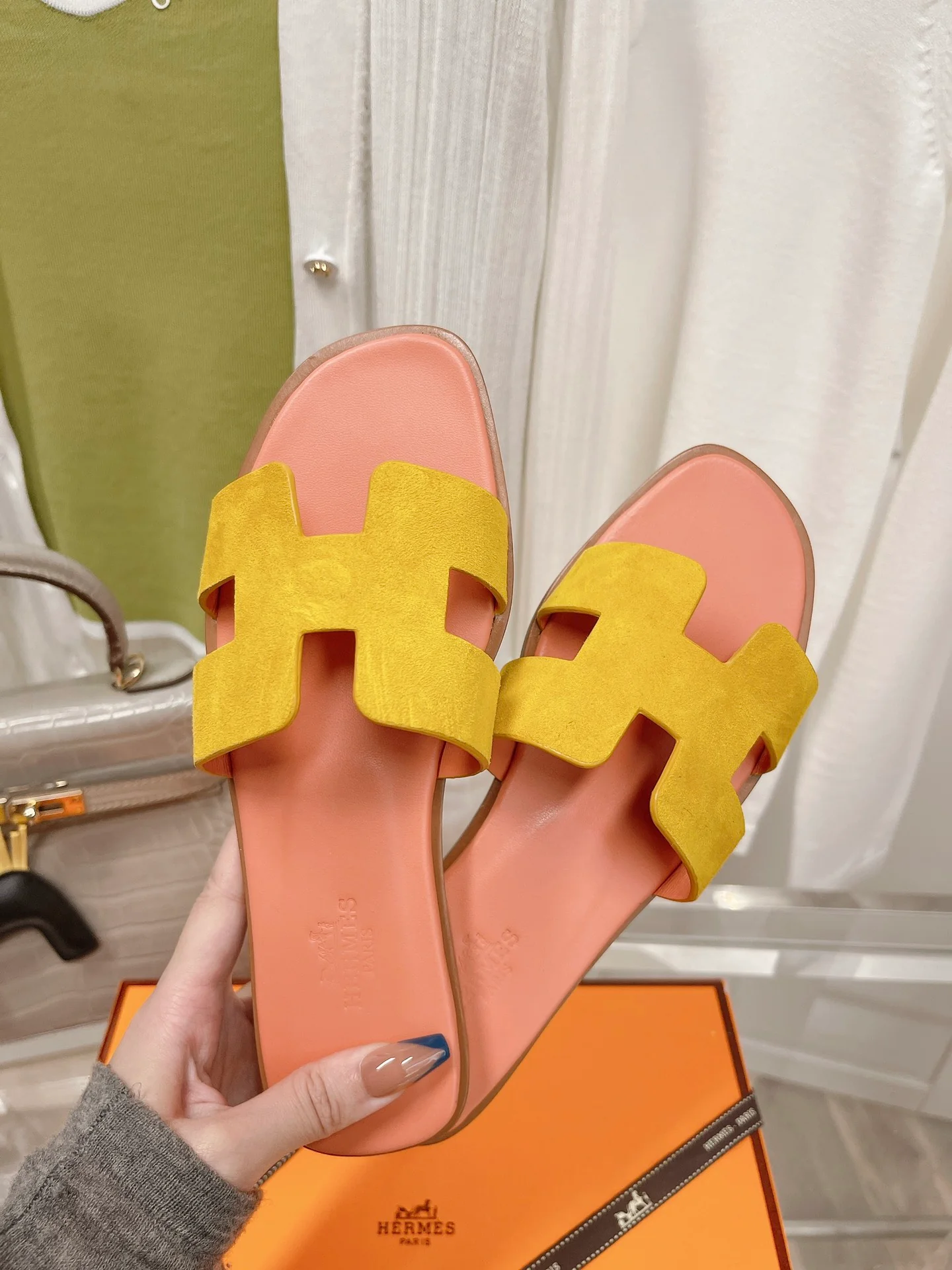 Новинка 2022 года от Hermes - Итальянские тапочки H из оленьих рогов - Розовые и желтые