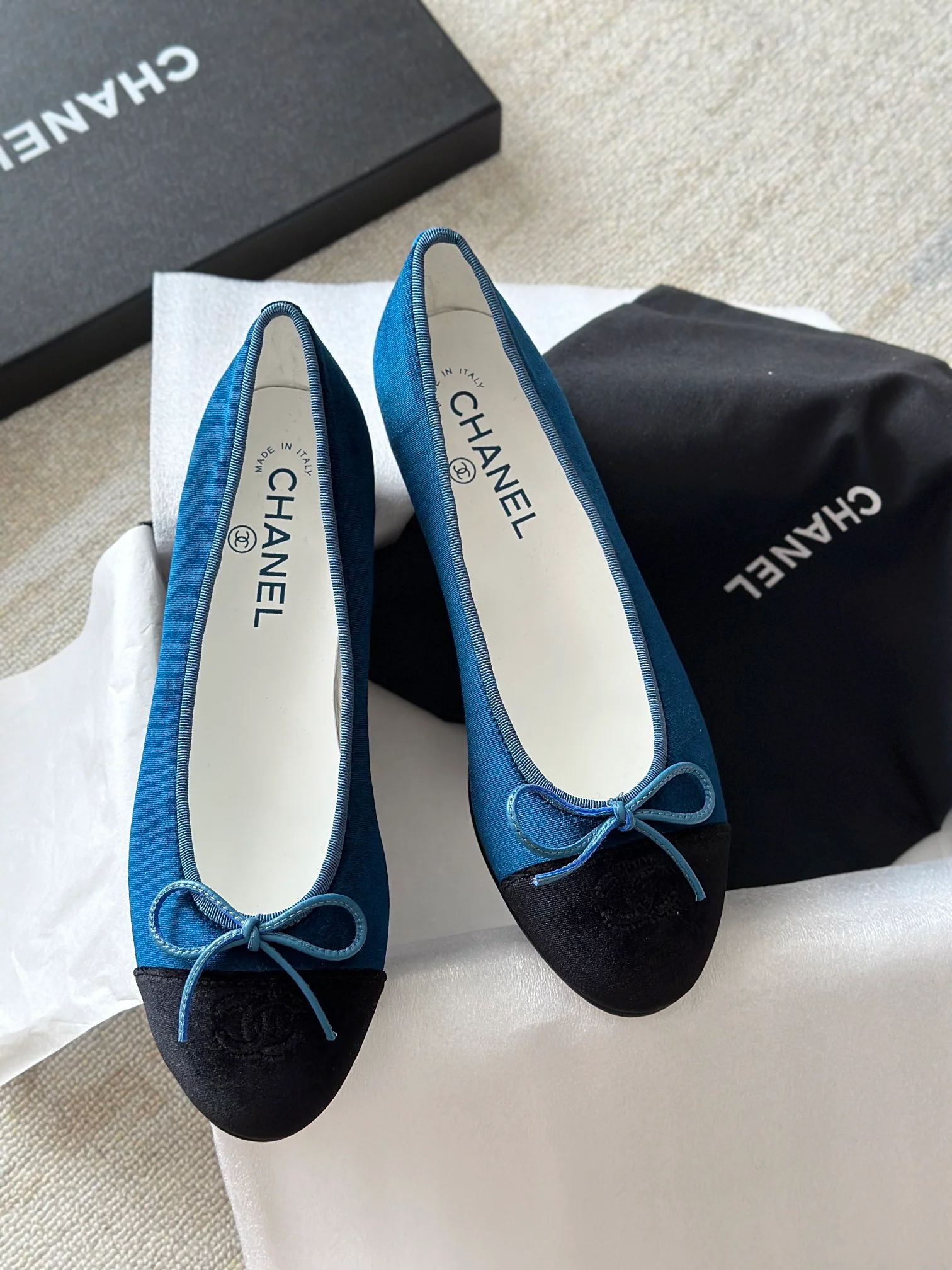 Новинка 2023 года от Chanel - Классические балетки - Бархатно-голубые