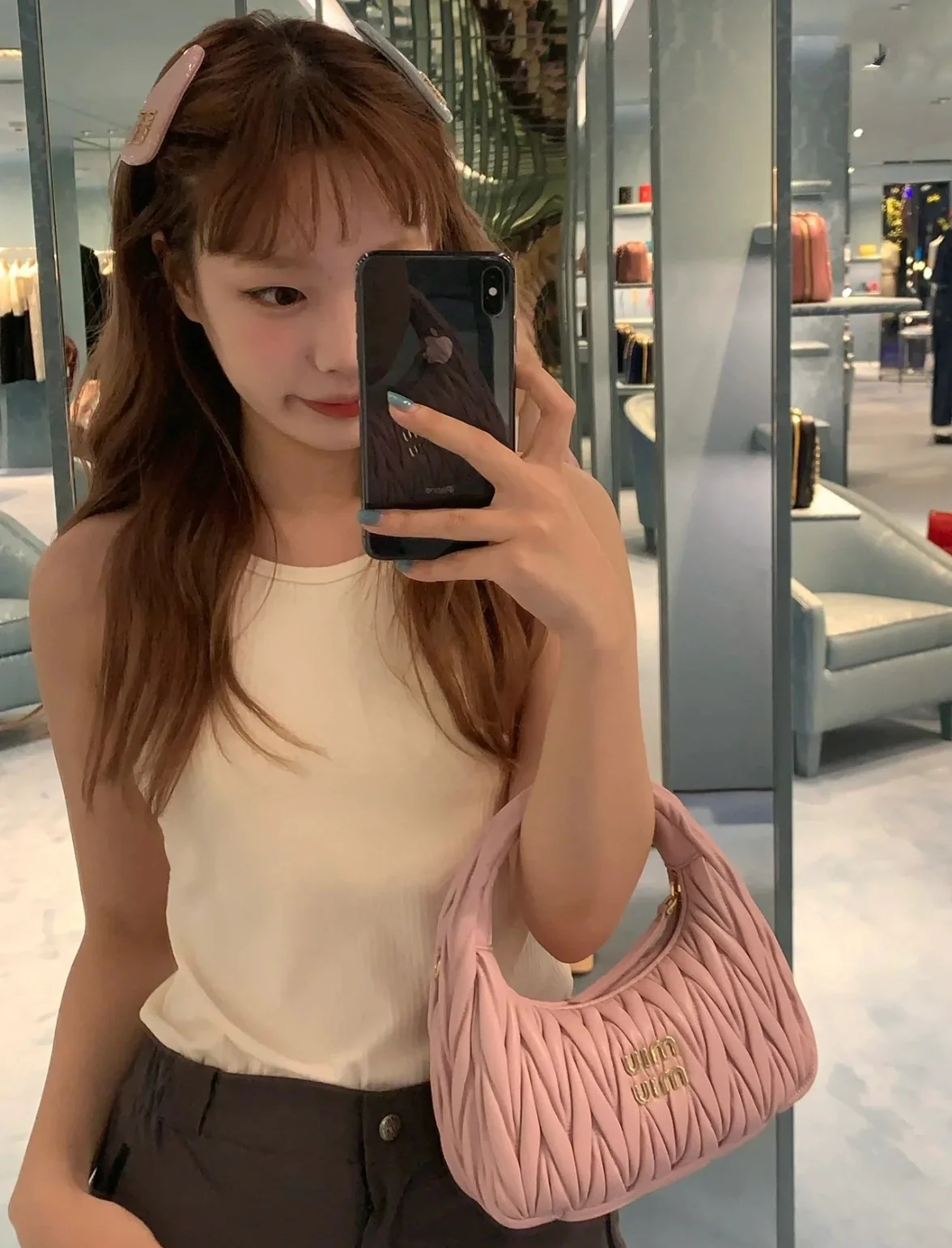 Сумка Miu Miu Wander — подборка фотографий, демонстрирующих людей, носящих её.