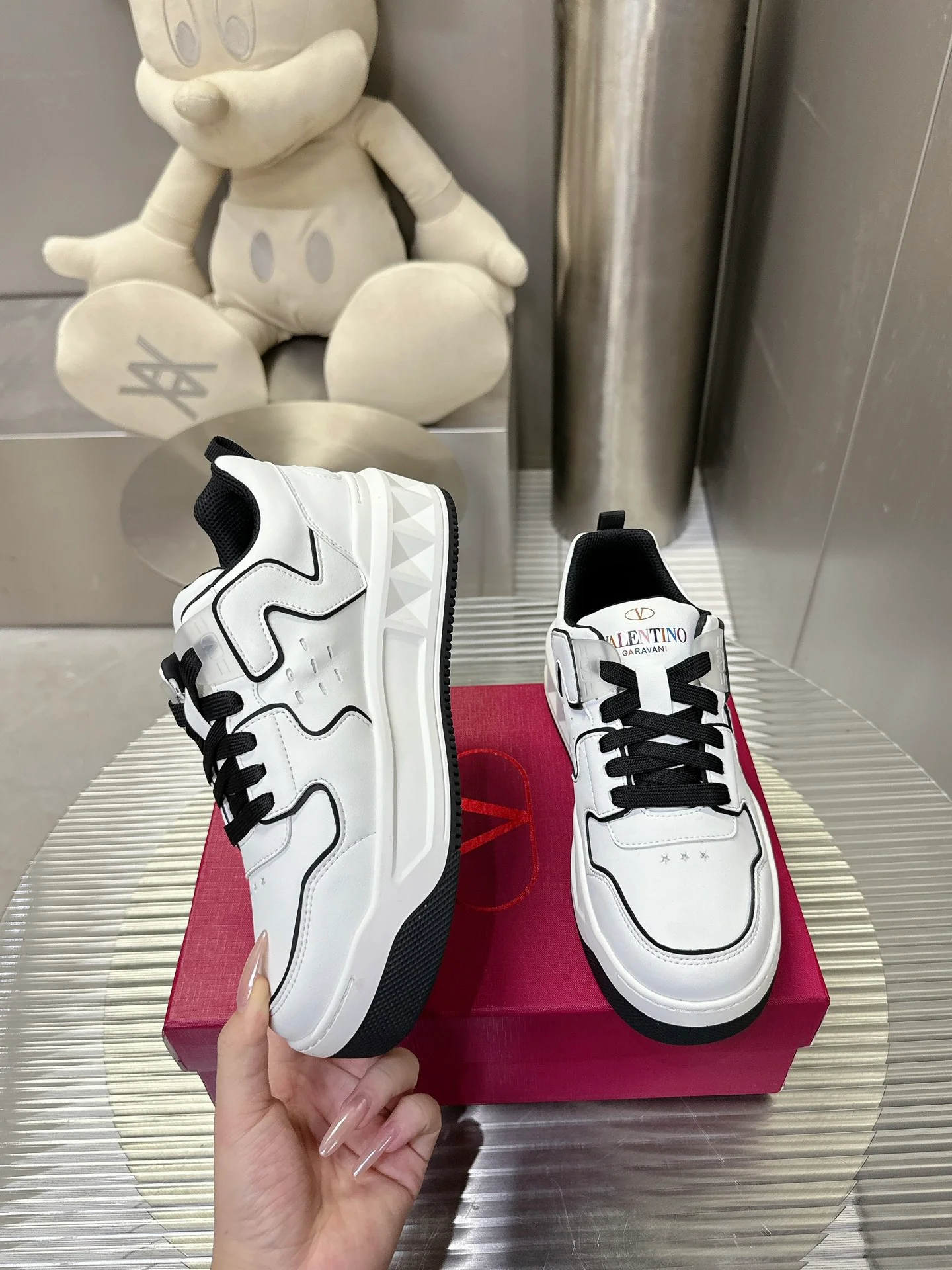 Низкие кроссовки Valentino 2024 — черные