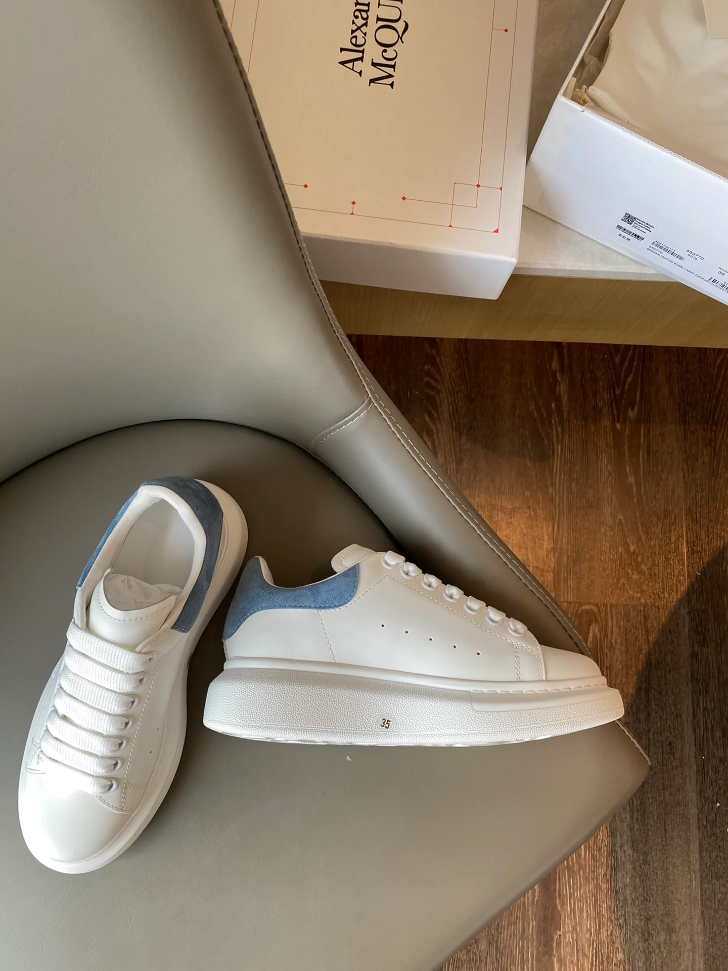 Классические белые кроссовки McQueen - замшевая подошва на каблуке - серо-голубые