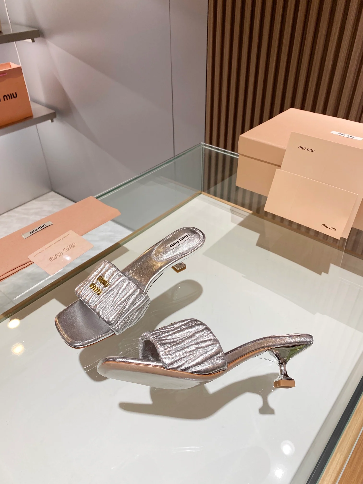 Новинка весны 2023 года от Miu Miu - Сандалии на низком каблуке - Серебристые