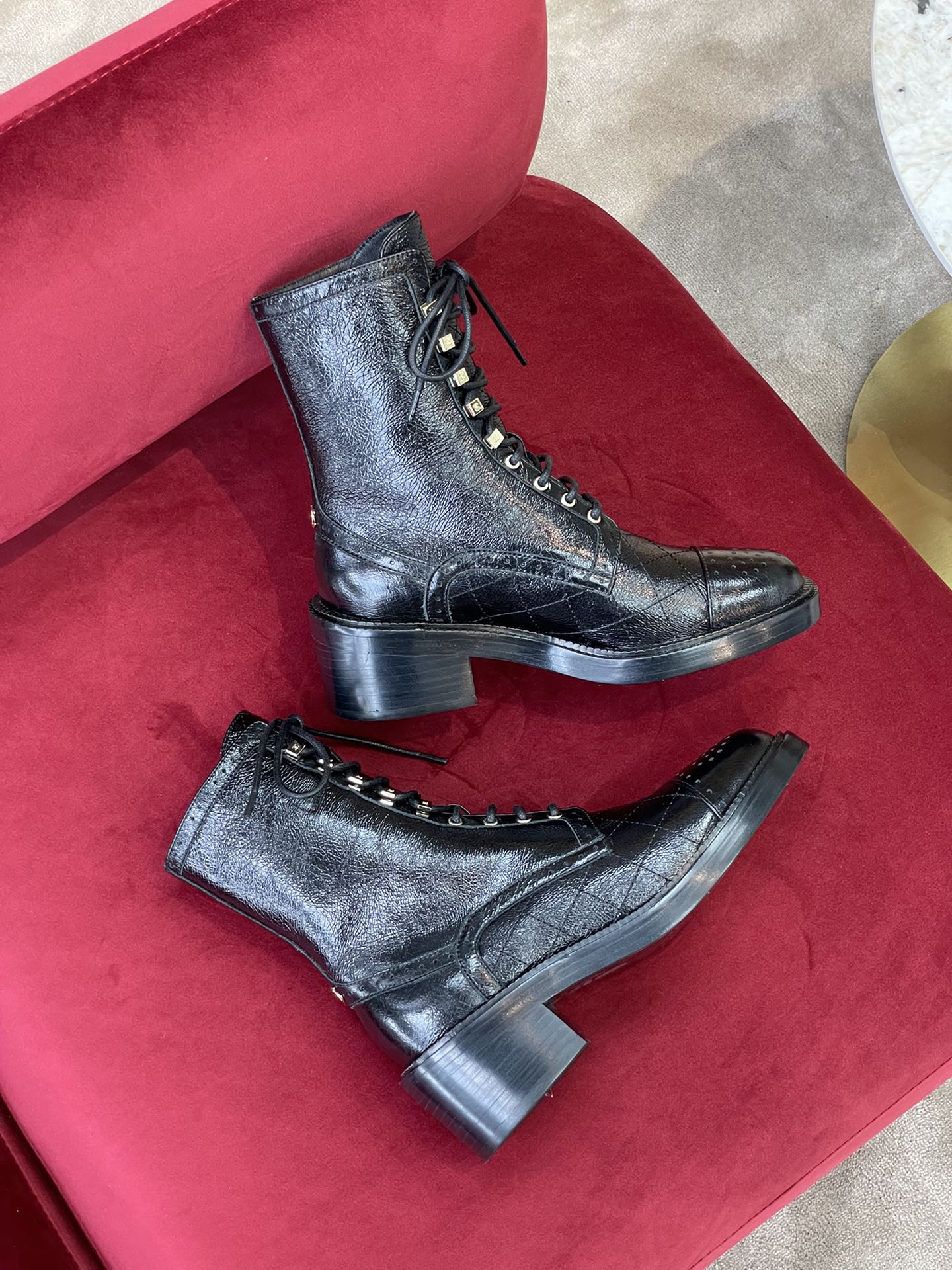 Новинка 2022 года от Chanel - Мотоциклетные ботинки с закругленным носком - Черные