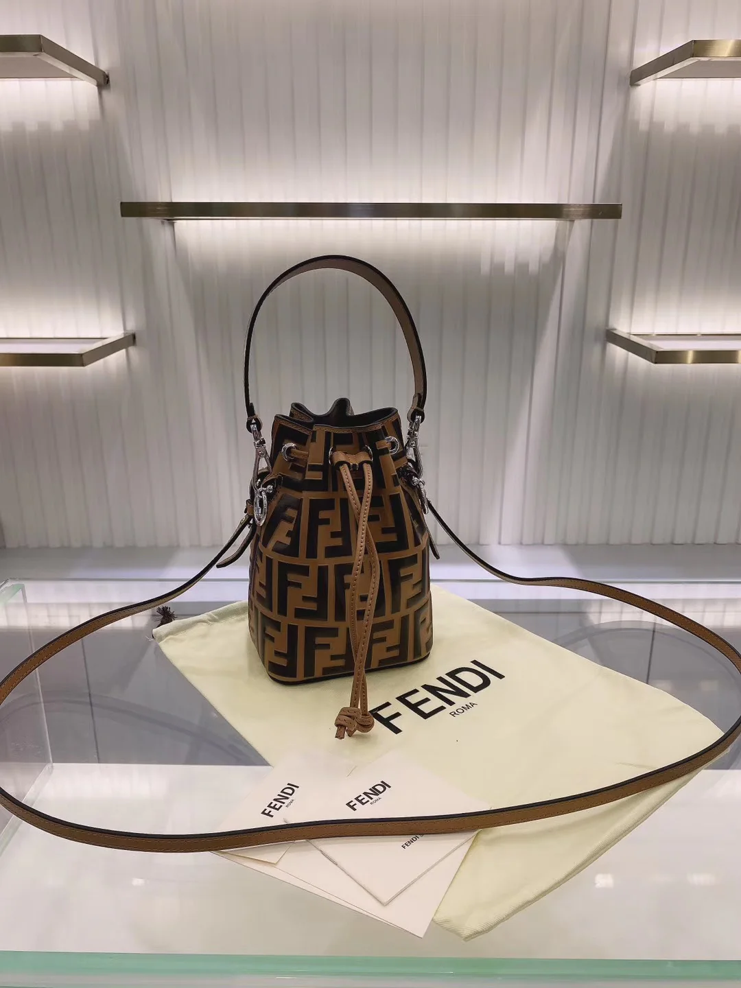 Миниатюрная кожаная сумка-ведро Fendi Mon Tresor коричневого цвета