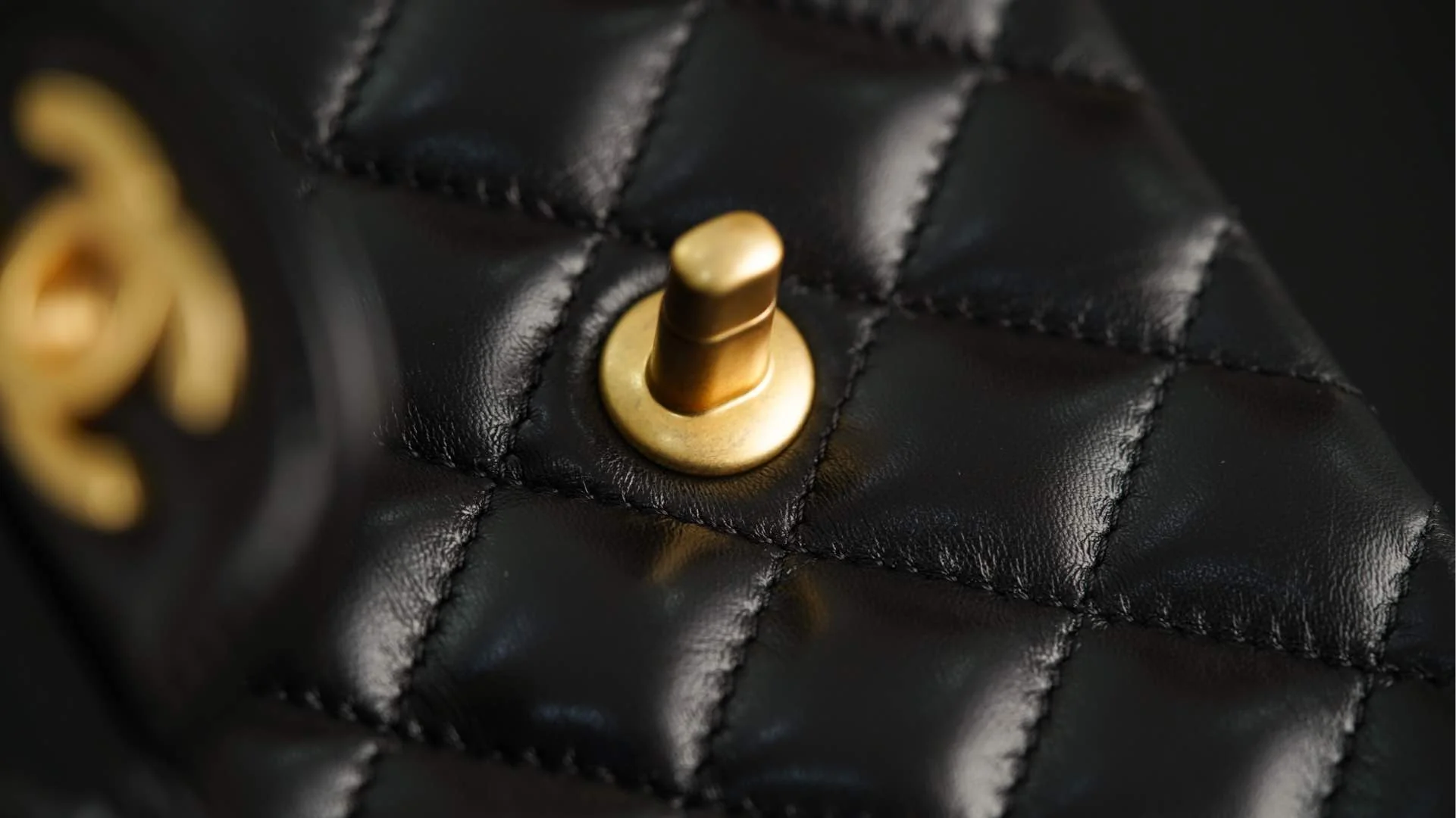 Сумка Chanel 25p Handle Flap Bag (квадратная) - черно-золотая