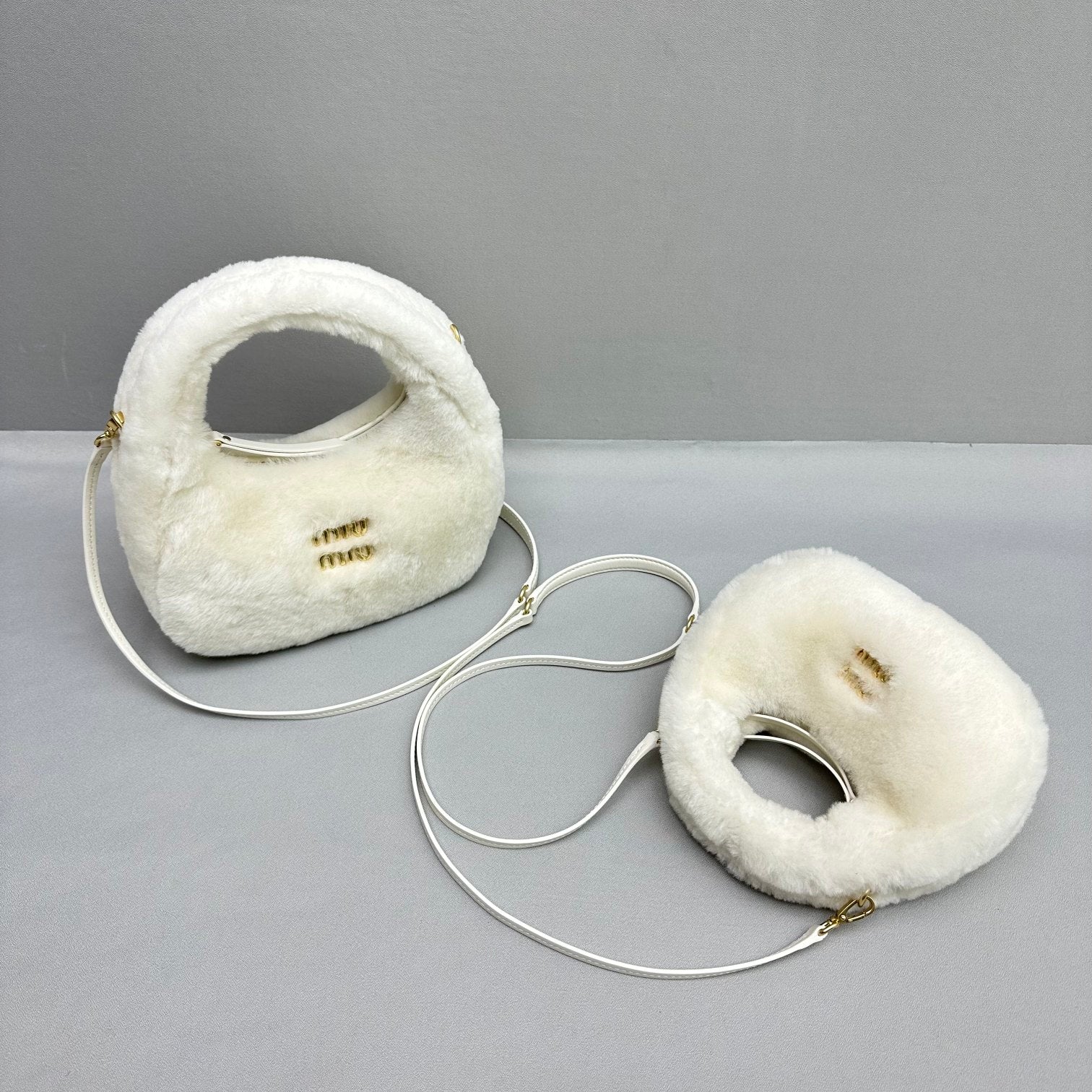 Сумка Miu Miu Wander — белая, флисовая — сравнение размеров