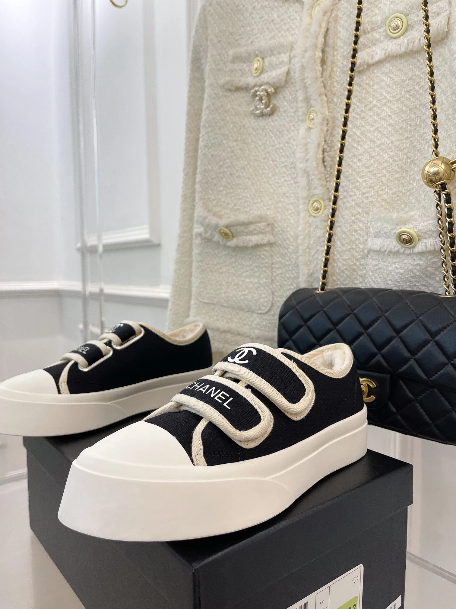 Новинка сезона осень/зима 2022 от Chanel - повседневные туфли на платформе с застежкой-липучкой - черные.