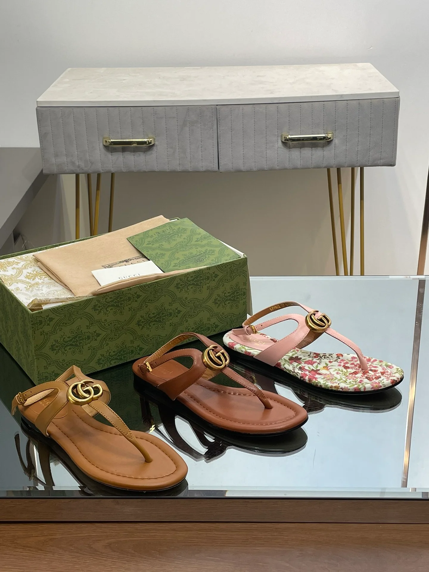 Новинка лета 2023 от Gucci - сандалии-шлепанцы с двойной пряжкой и логотипом Gucci - абрикосовый цвет.