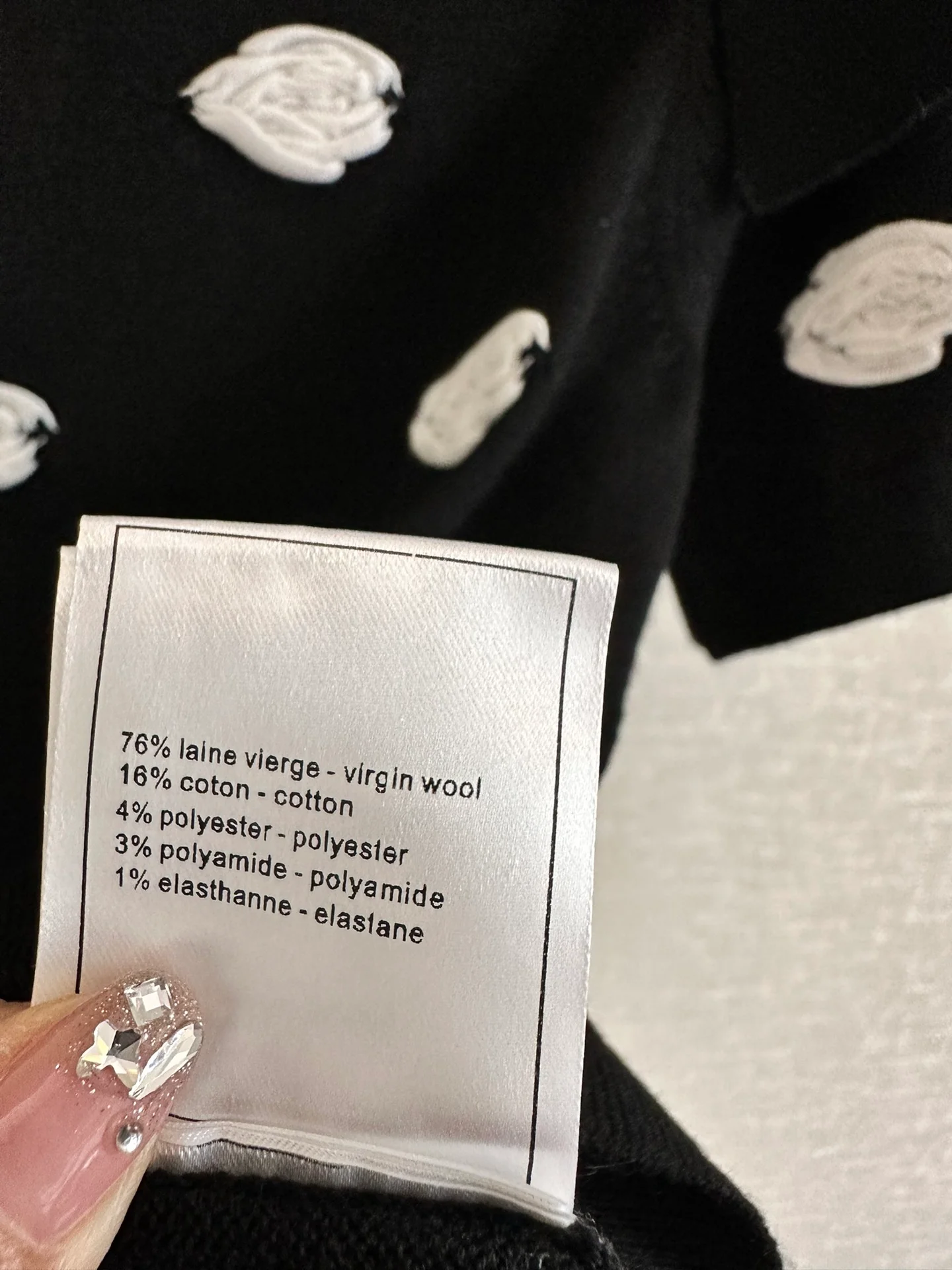 Chanel 2403 - Футболка с коротким рукавом и открытыми плечами ?Камелия? с галстуком