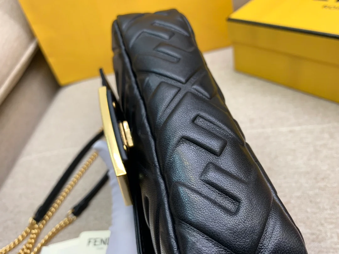 Маленькая черная кожаная сумка Fendi Baguette