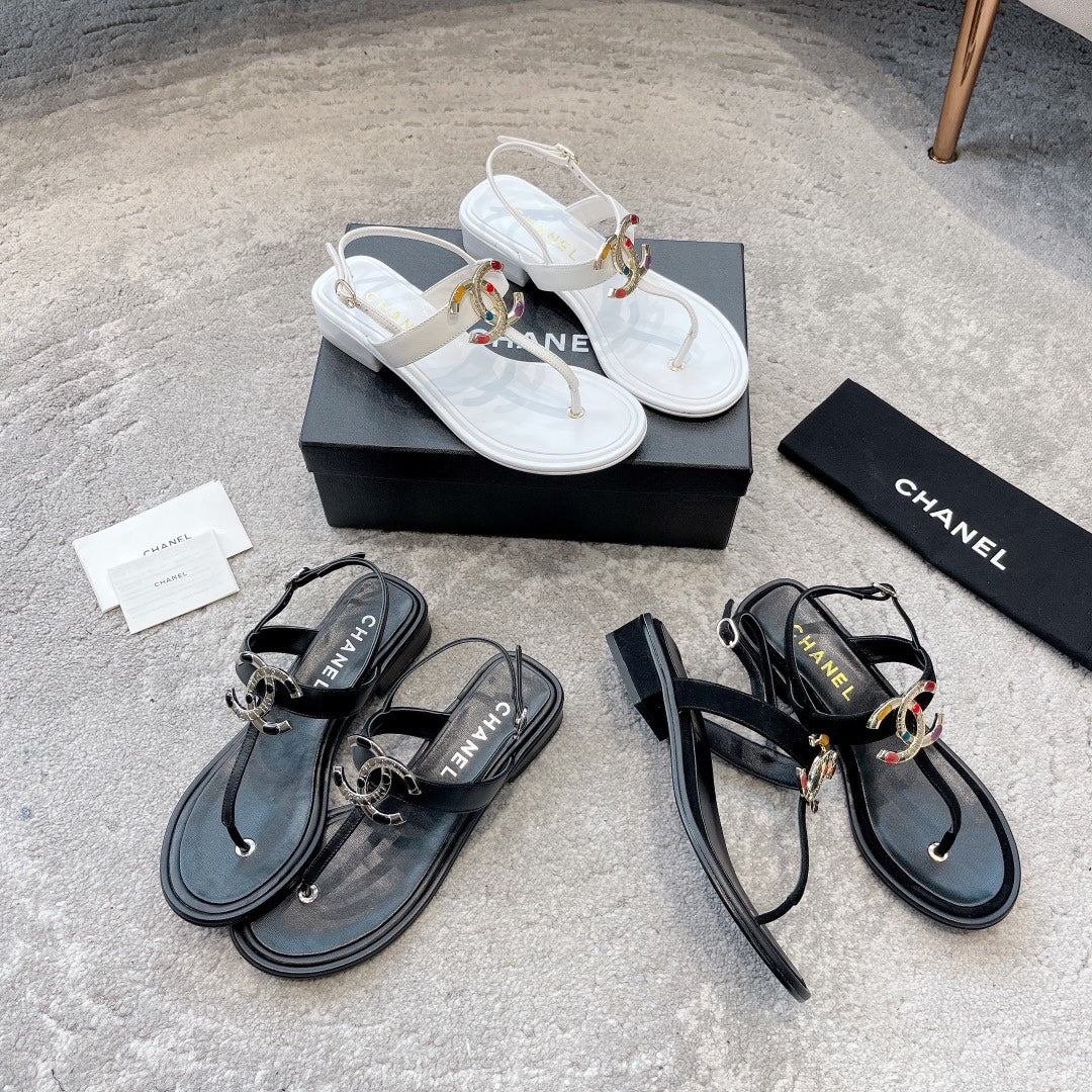 Новинка сезона весна/лето 2023 от Chanel - сандалии из овечьей кожи с драгоценными камнями - черные.