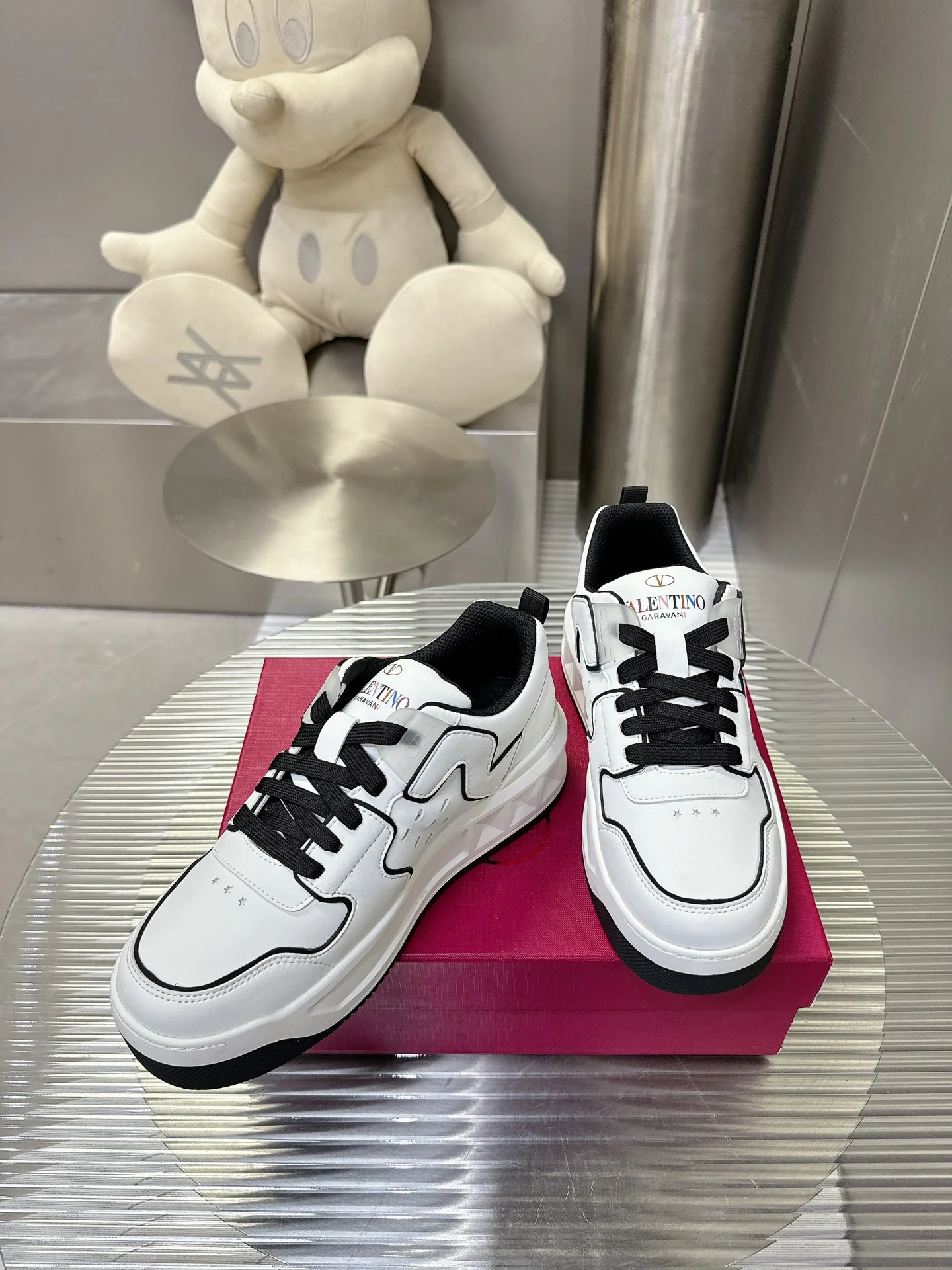 Низкие кроссовки Valentino 2024 — черные