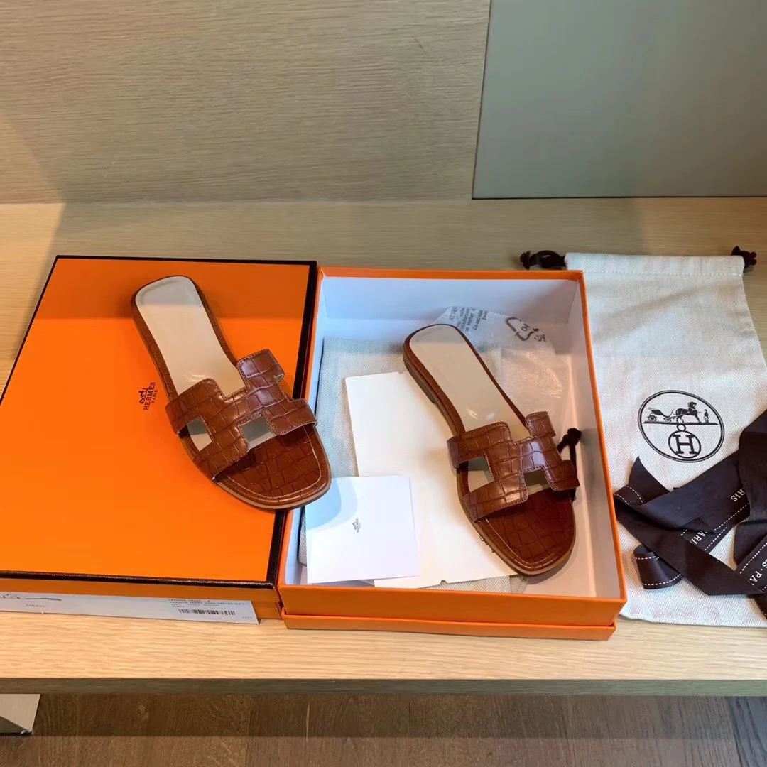 Сандалии Hermes на плоской подошве - с каменным узором