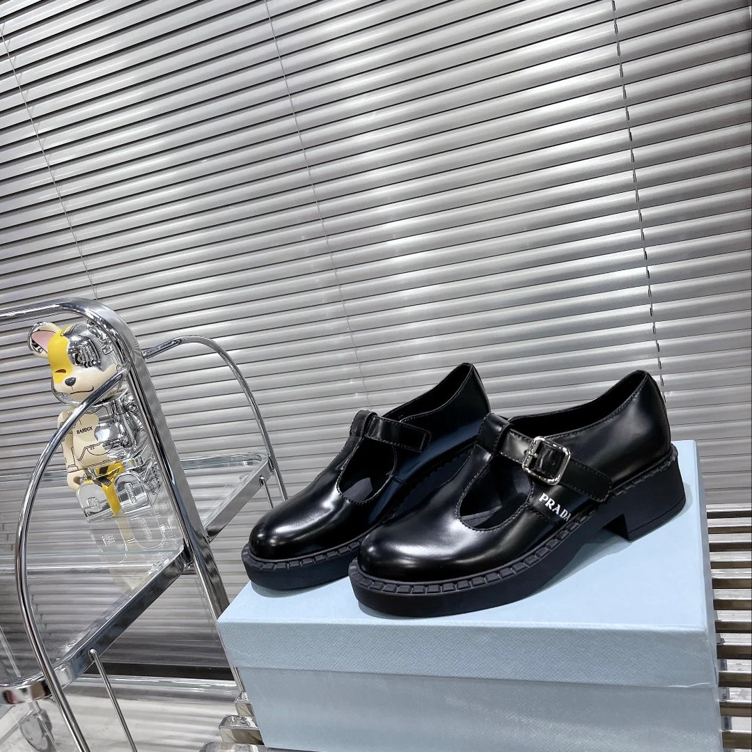 Prada - Коллекция ранней весны 2022 года - Туфли Мэри Джейн