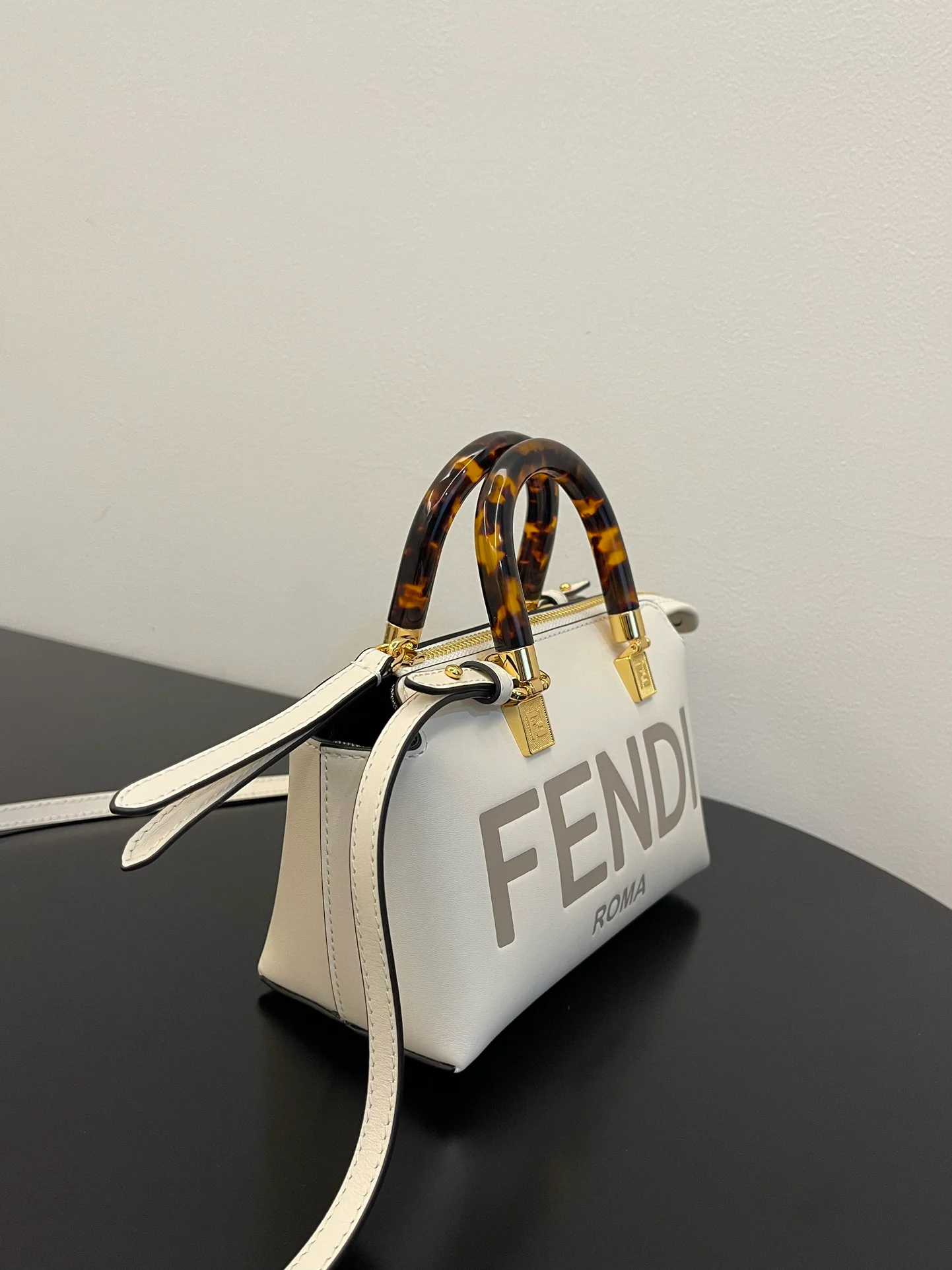 Мини-сумочка Fendi by Way Boston, белая.
