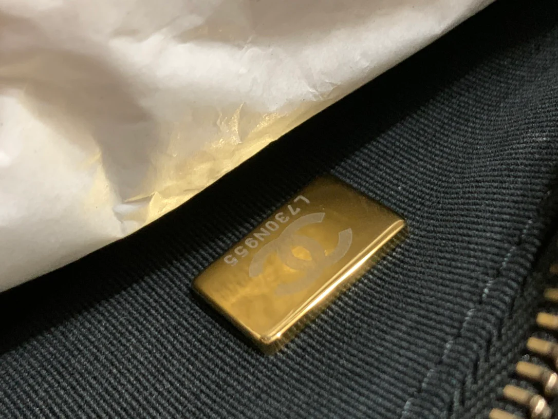 Сумка-хобо Chanel 2022 года, черная.