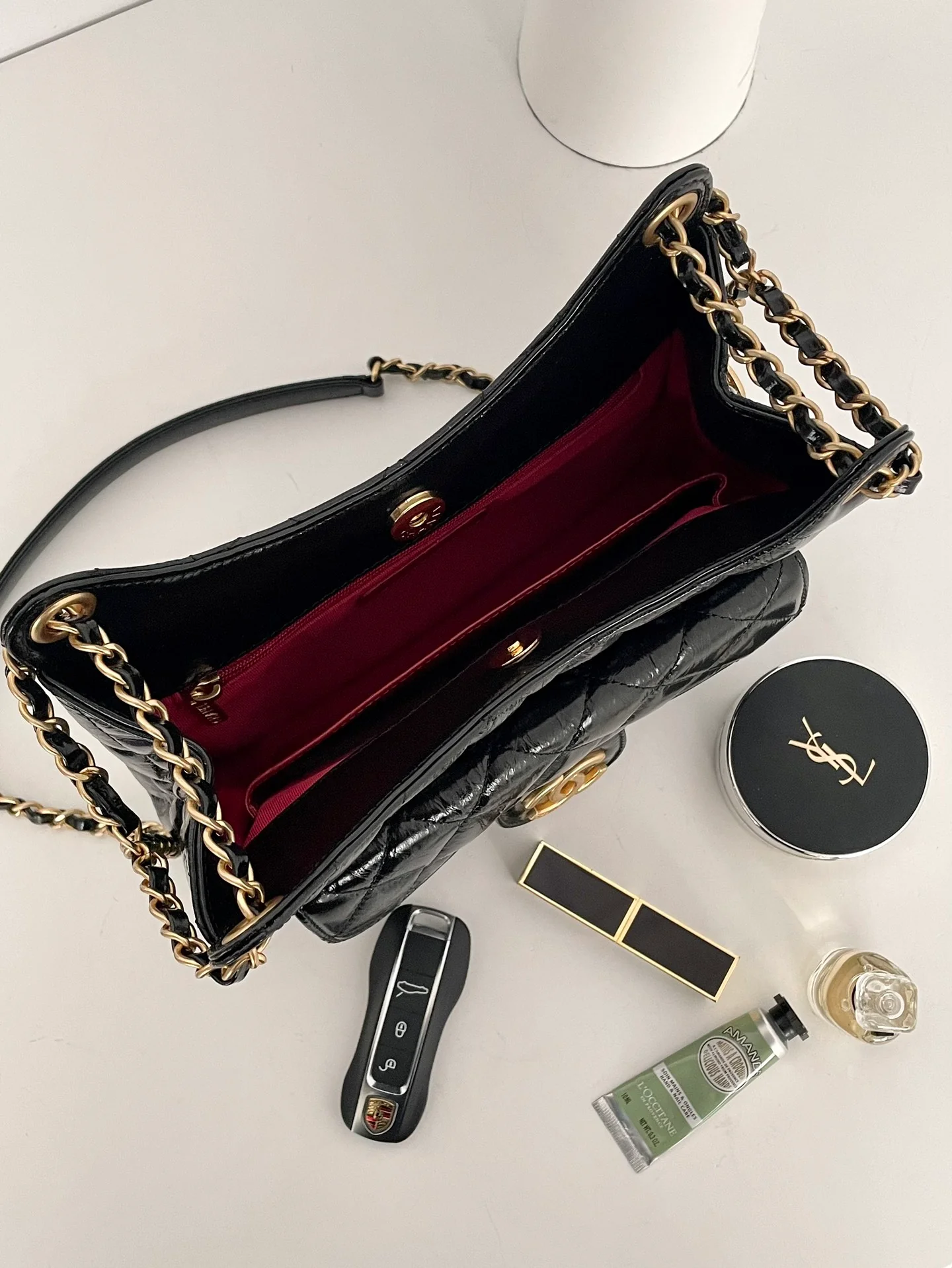 Коллекция Chanel ?Ранняя весна 2023? — сумка-хобо ?Хиппи? — средний размер — черная.