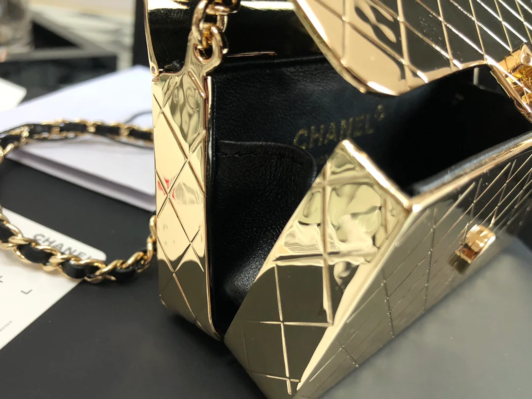 Лимитированная коллекция Chanel весна/лето 2022 - Сумка с клапаном - Металлическая сумка - 1