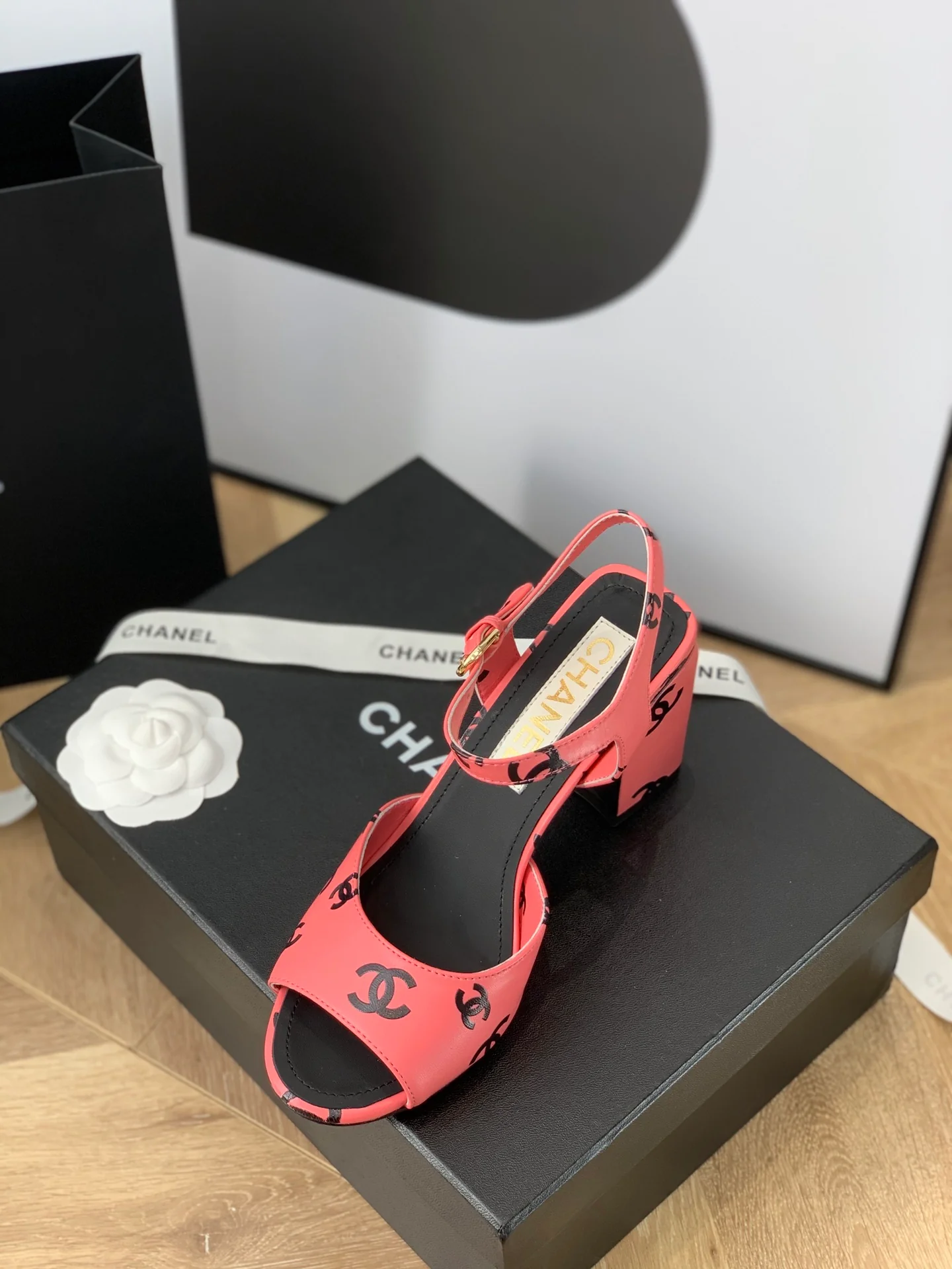 Сандалии Chanel на массивном каблуке