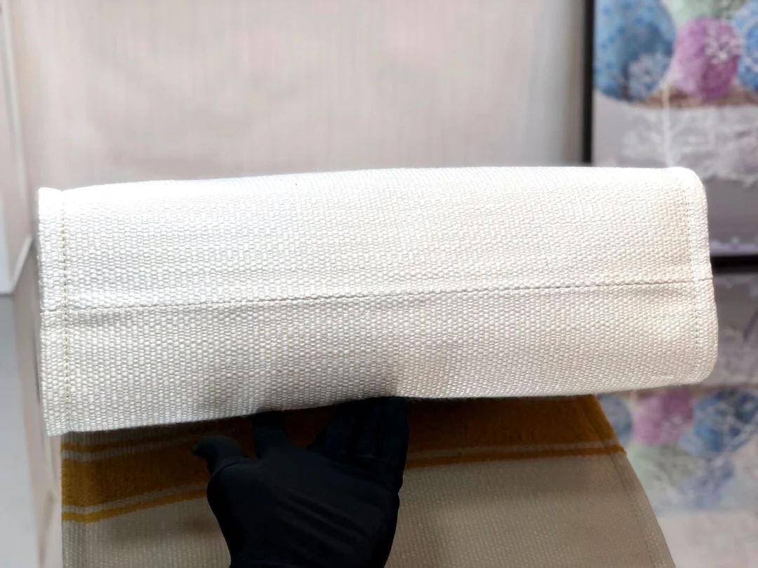 Квадратная сумка Celine Cabas Plein Soleil, изготовленная из кожи вагю и ткани.