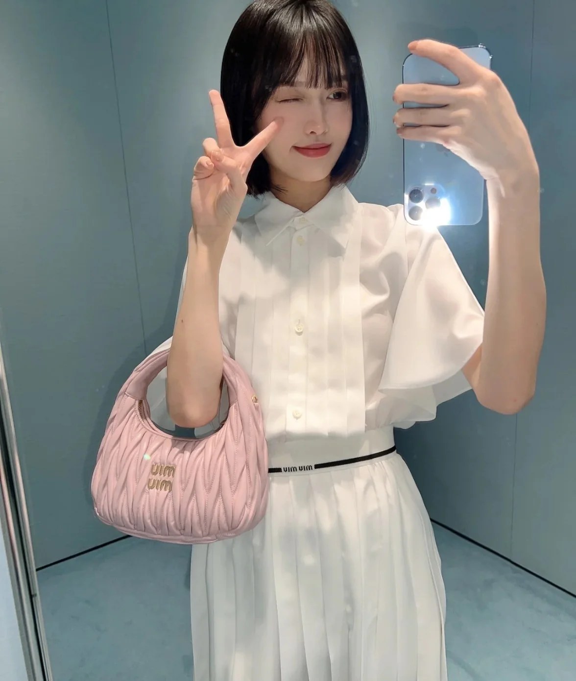 Сумка Miu Miu Wander — подборка фотографий, демонстрирующих людей, носящих её.