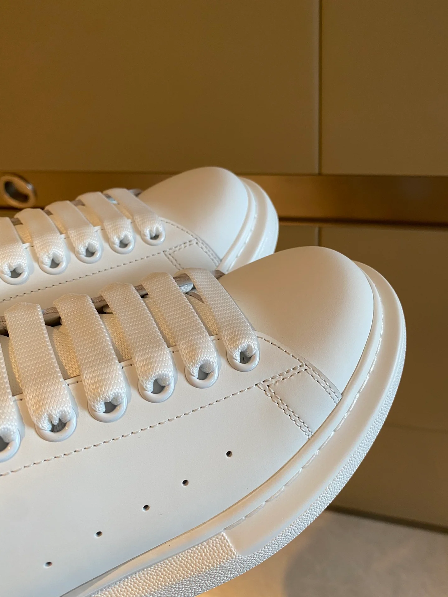 Классические белые кроссовки McQueen - на каблуке-резинке - зеленые