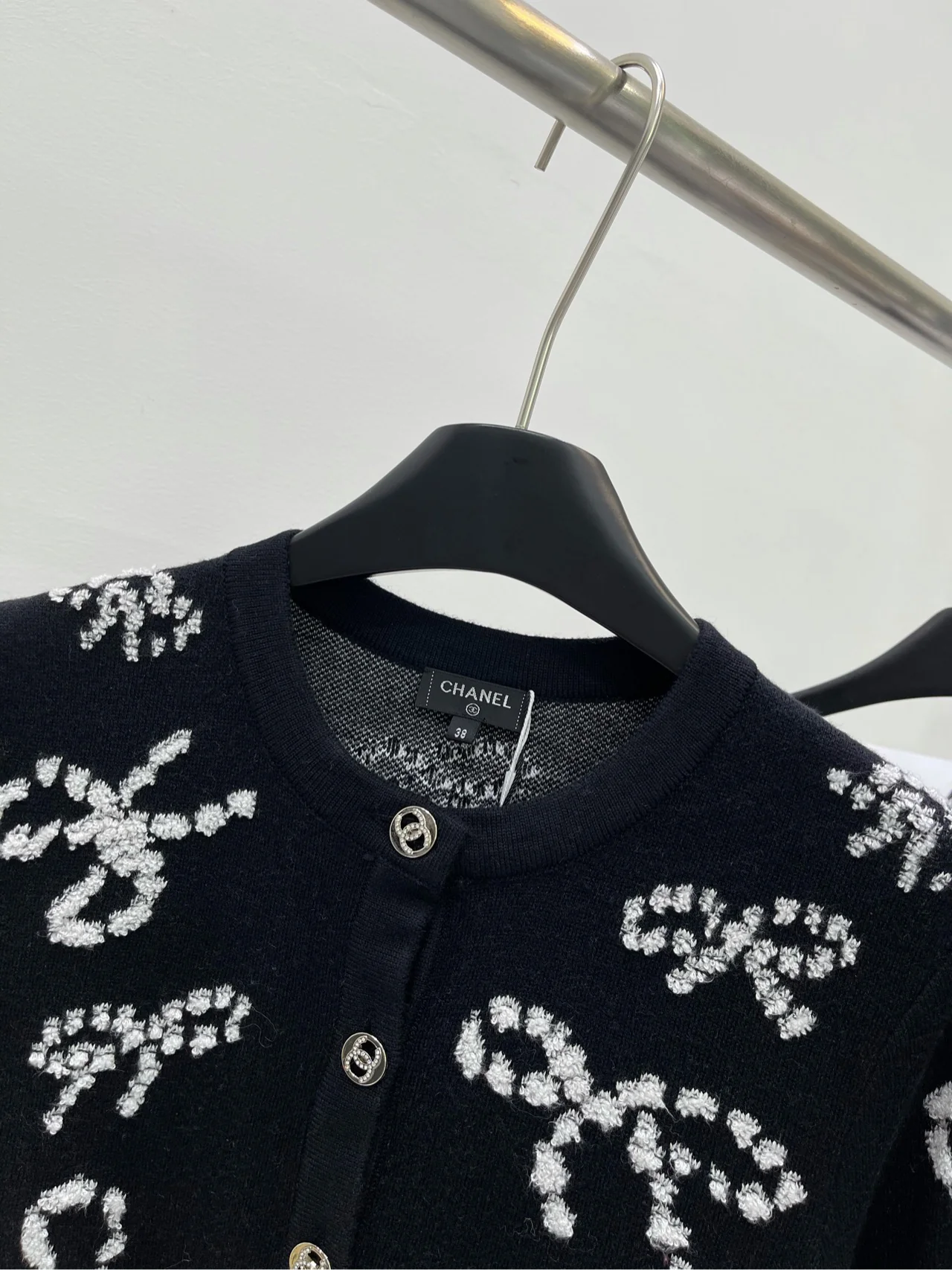 Chanel 2403 - Черный вязаный топ с короткими рукавами и бантом