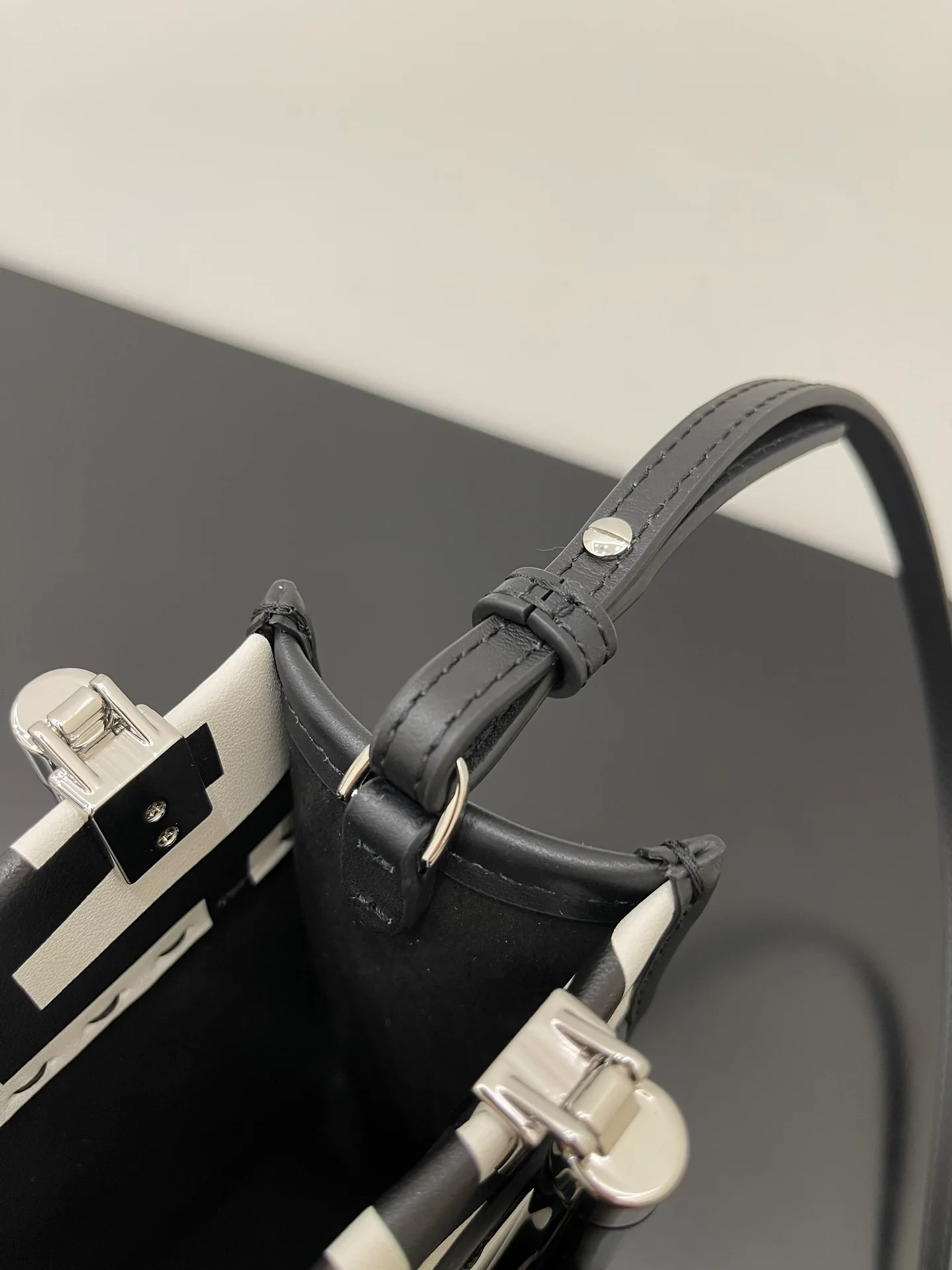 Сумка-тоут Fendi Sunshine — мини — черно-белая коллаборация