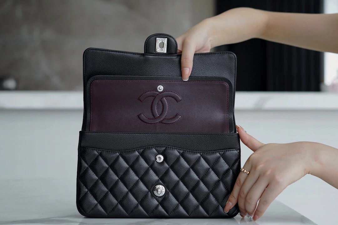 Chanel - Сумка с узором ?Личи? - Черная с серебряной пряжкой