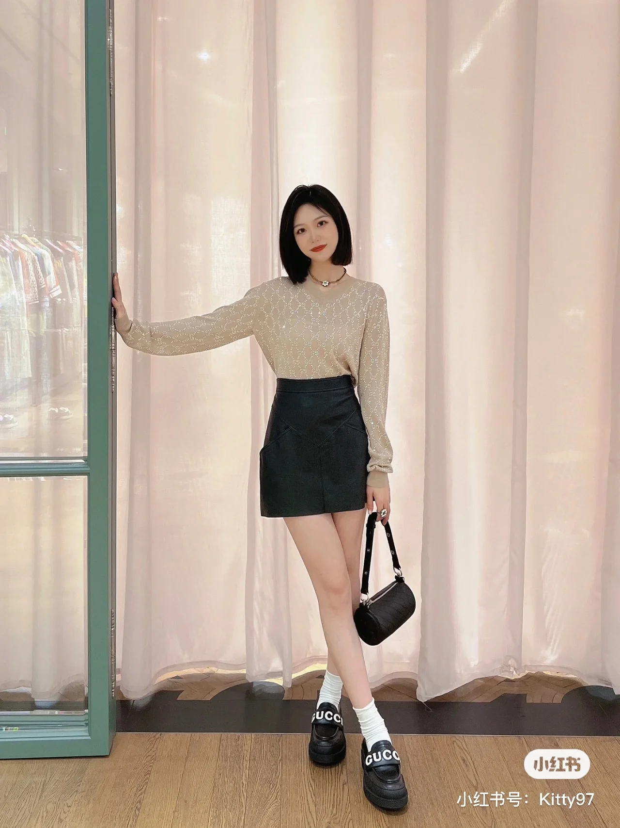 Новинка сезона осень/зима 2023 от Gucci - Лоферы с буквами - Черные