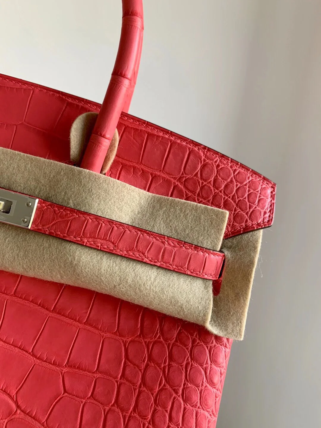 Сумка Hermes Birkin 25 из кожи американского аллигатора, формат A5, ручка из крокодиловой кожи, азалия, серебряная пуговица.