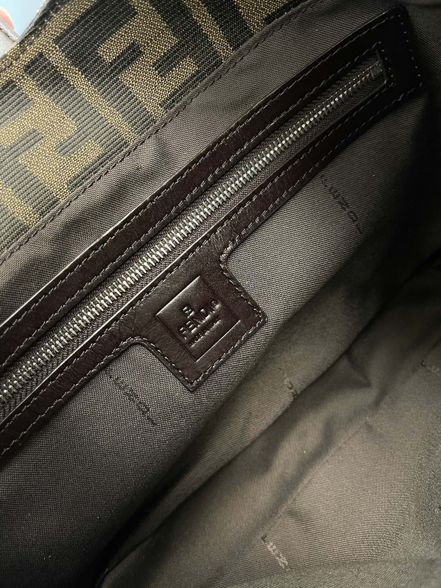 Винтажная сумка Fendi Monogram с серебряной пряжкой через плечо