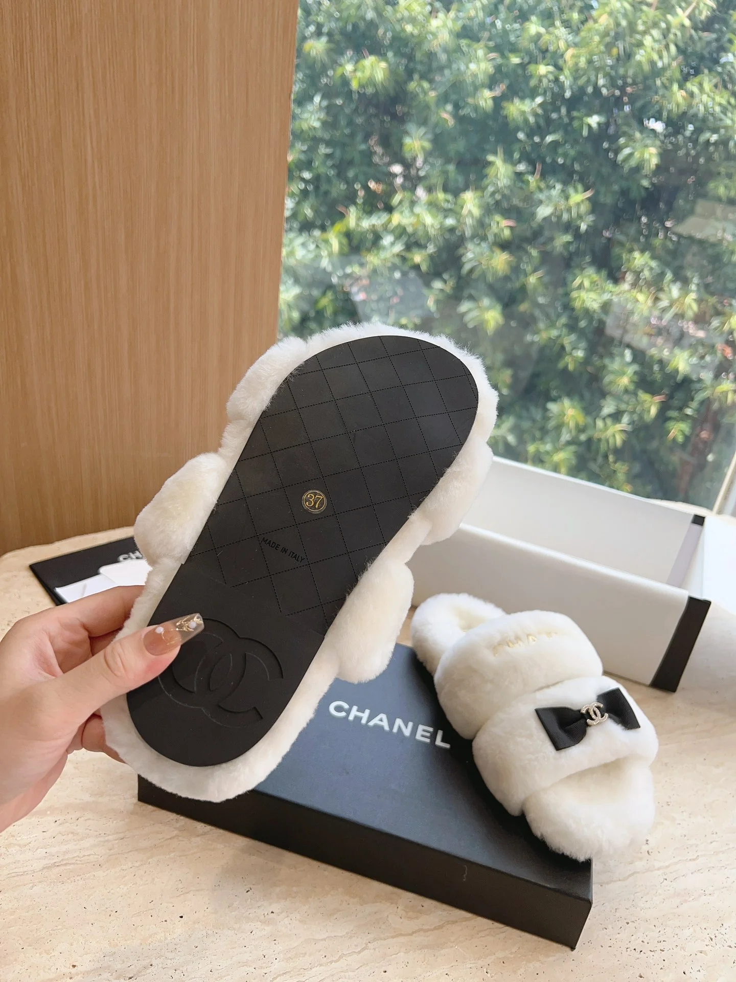 Новинка 2023 года от Chanel - Меховые тапочки - Белые с бантом