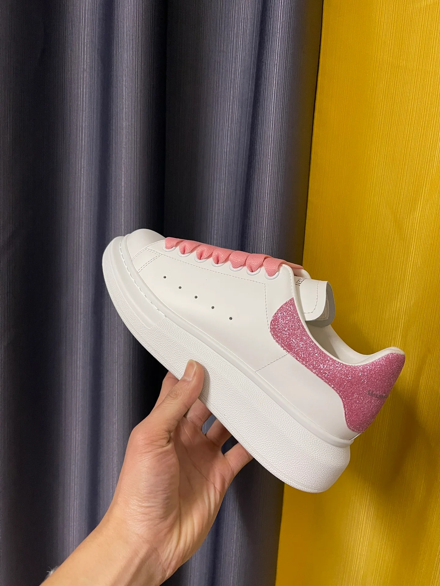 Классические белые кроссовки McQueen с розовыми блестками