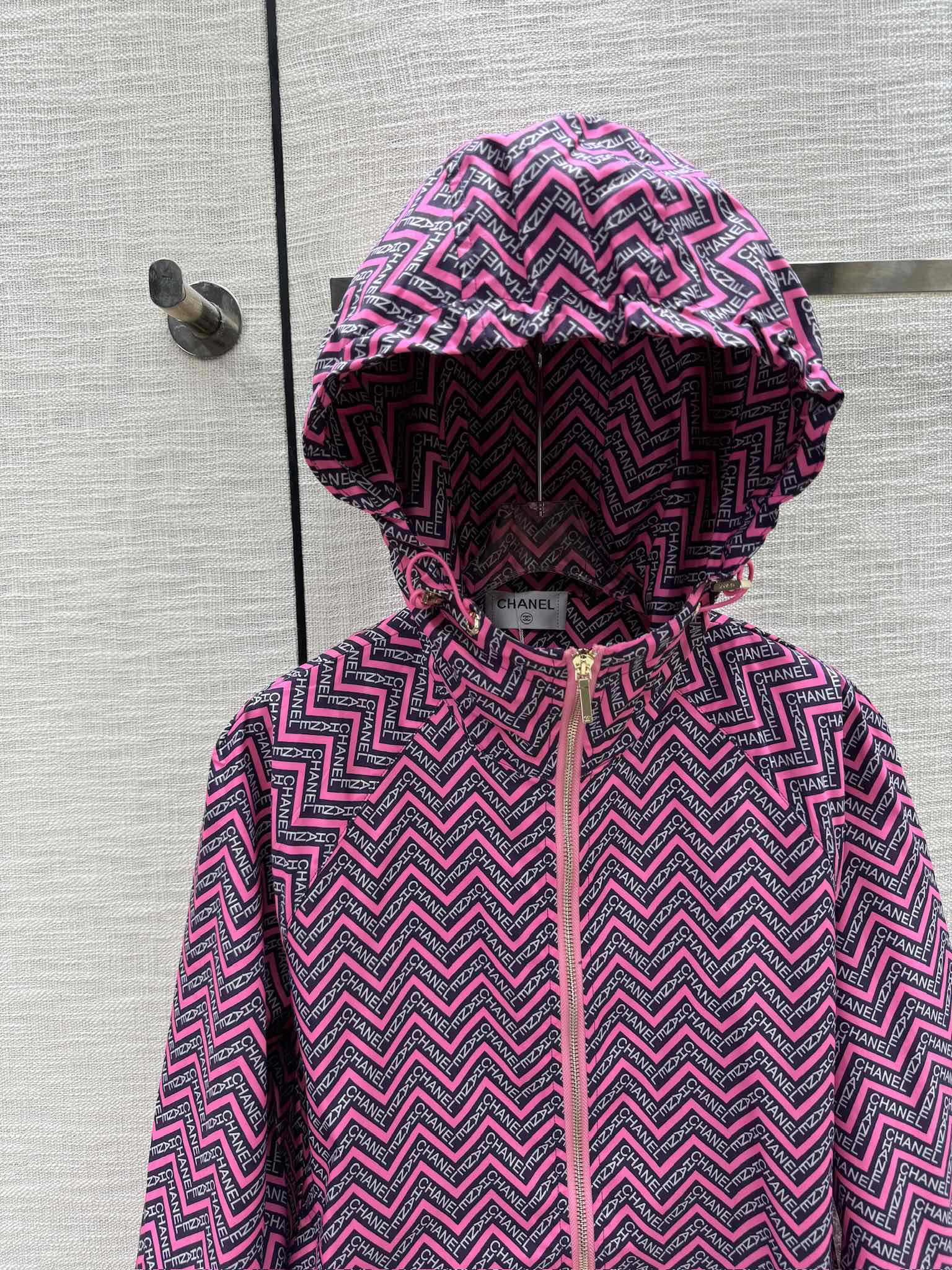 Костюм Chanel 2404 с буквенным принтом - фиолетовый