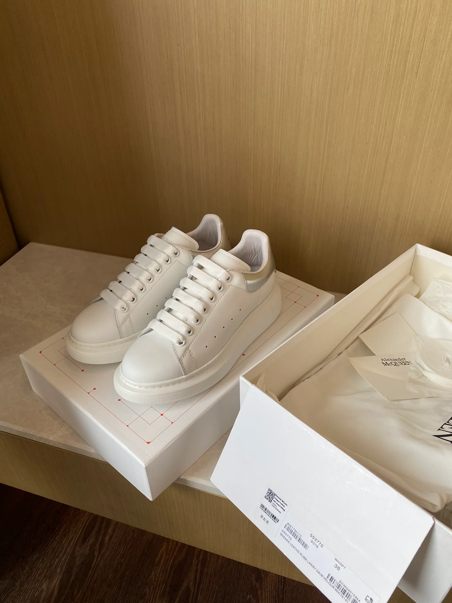 Классические белые кроссовки McQueen - лакированное серебро