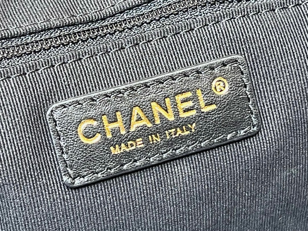 Новинка сезона весна/лето 2023 от Chanel - Сумка-ракушка из лакированной кожи - Большая - Черная